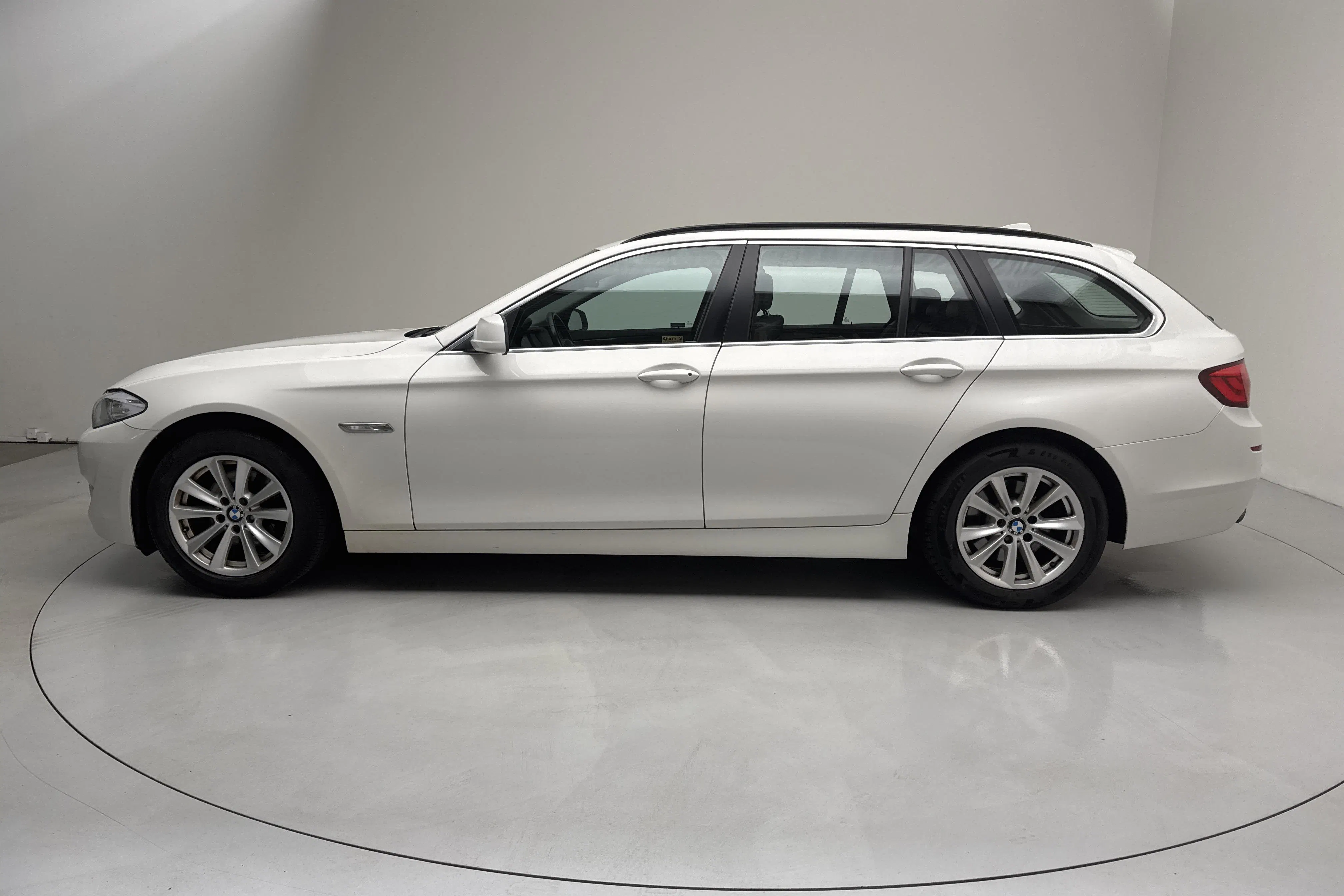 Presentationsfoto 2 av 13: BMW 520d Touring, F11 (184hk) - 22 678 mil - Manuell - vit - 2012