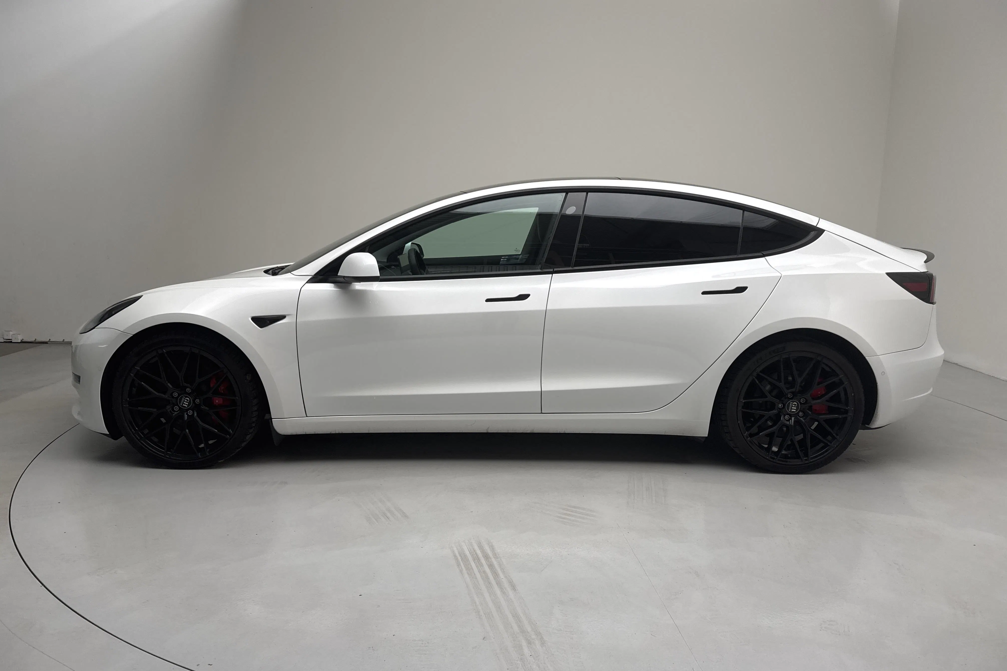 Presentationsfoto 2 av 19: Tesla Model 3 Performance AWD - 10 609 mil - Automat - vit - 2021