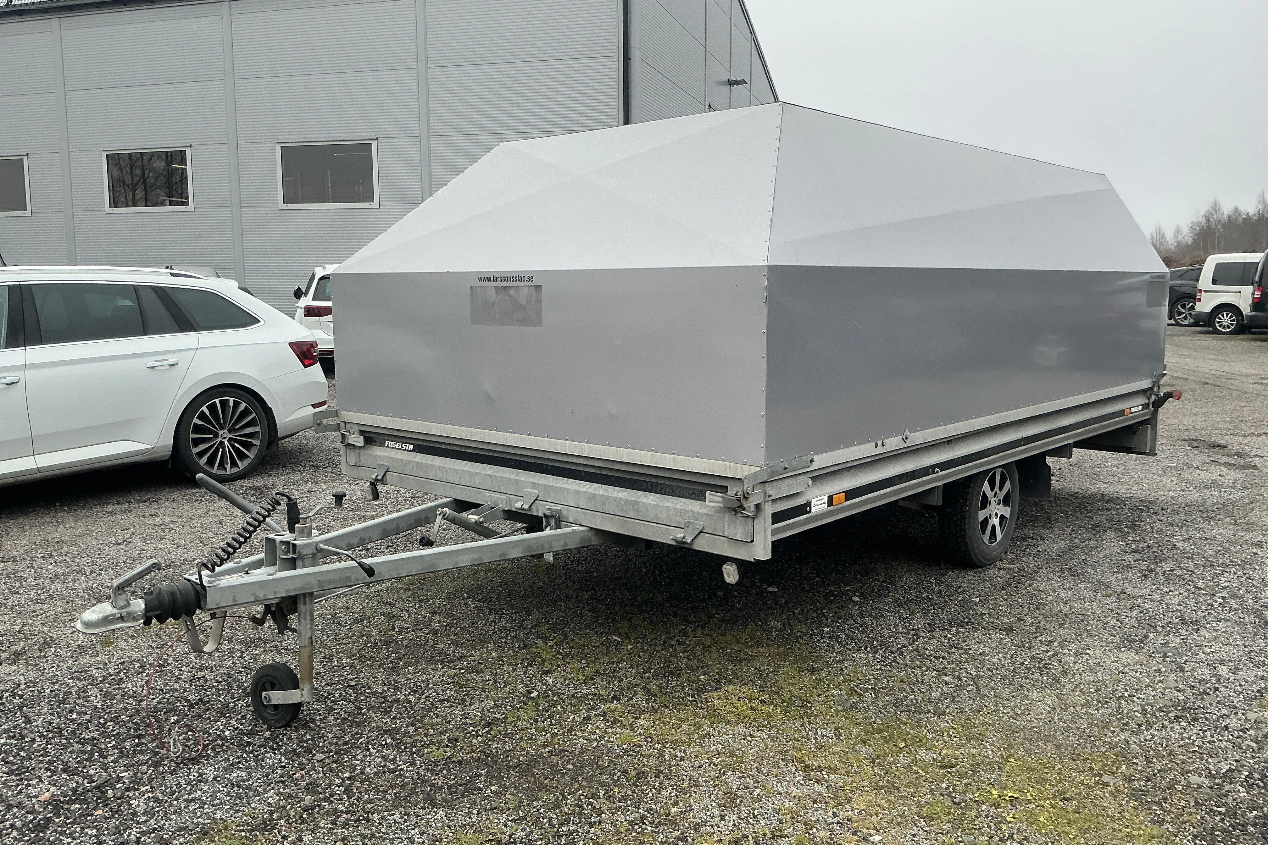 Presentationsfoto 1 av 12: FOGELSTA BZ1240 Kåpsläpvagn med tippfunktion - 0 km - 2017