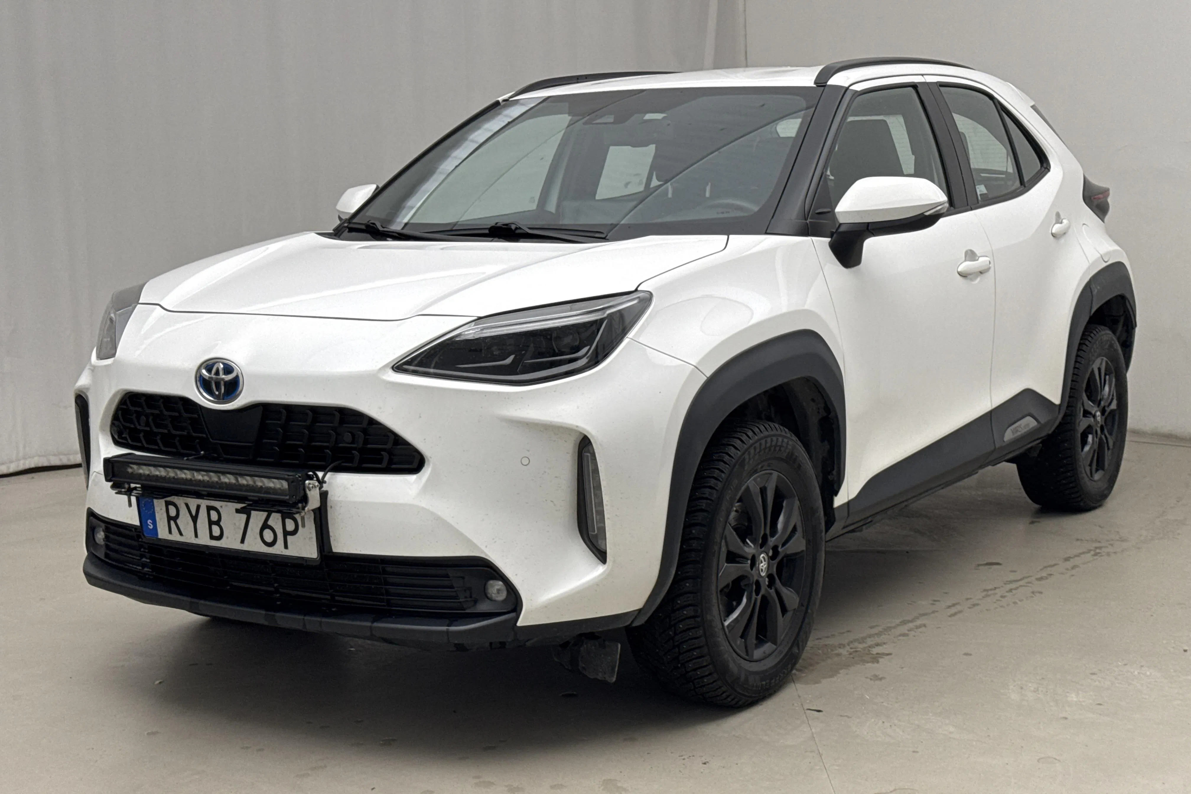 Presentationsfoto 1 av 18: Toyota Yaris Cross 1.5 Hybrid AWD (116hk) - 10 272 mil - Automat - vit - 2023