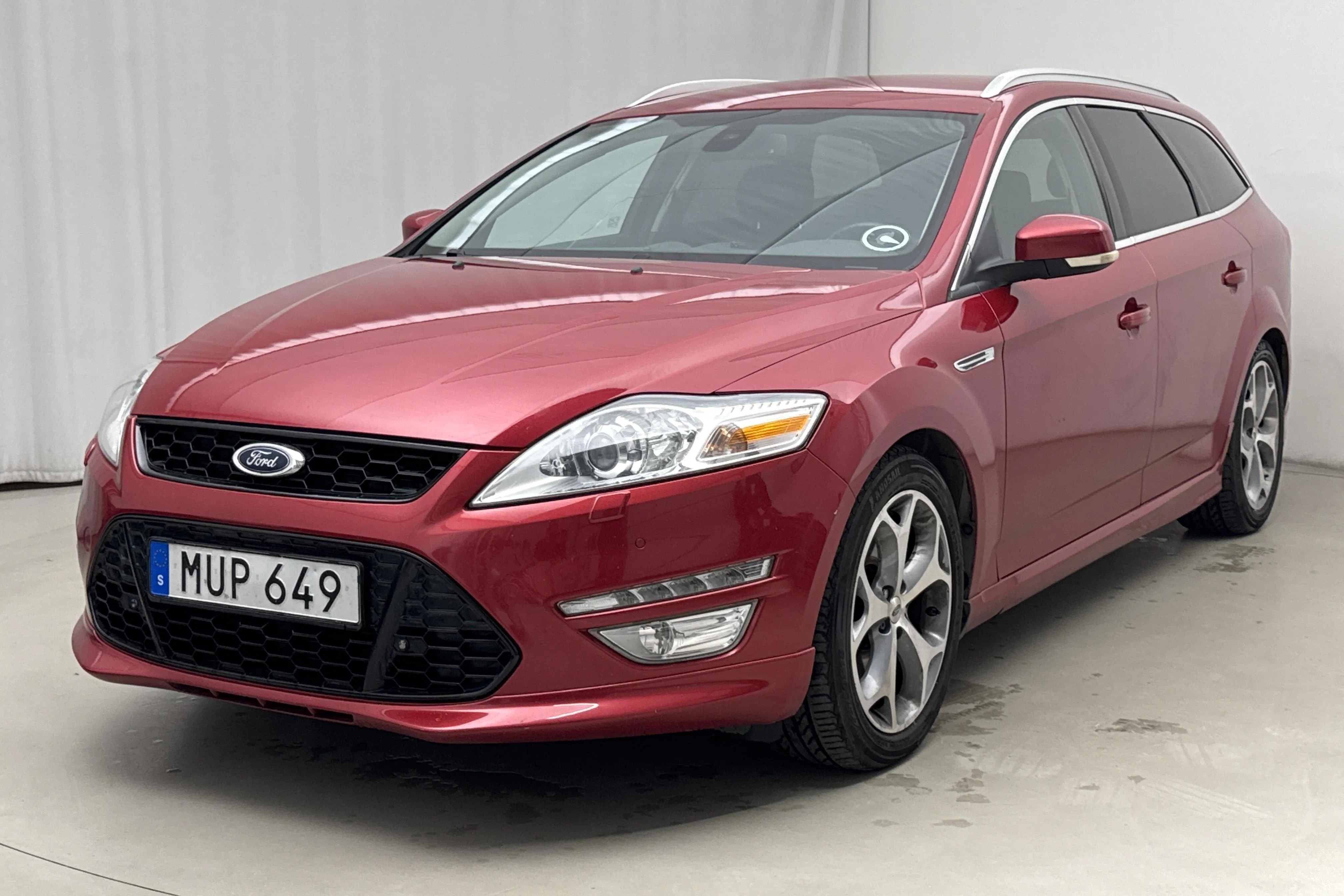 Presentationsfoto 1 av 17: Ford Mondeo 2.0 Duratorq TDCi Kombi (163hk) - 16 895 mil - Automat - röd - 2012