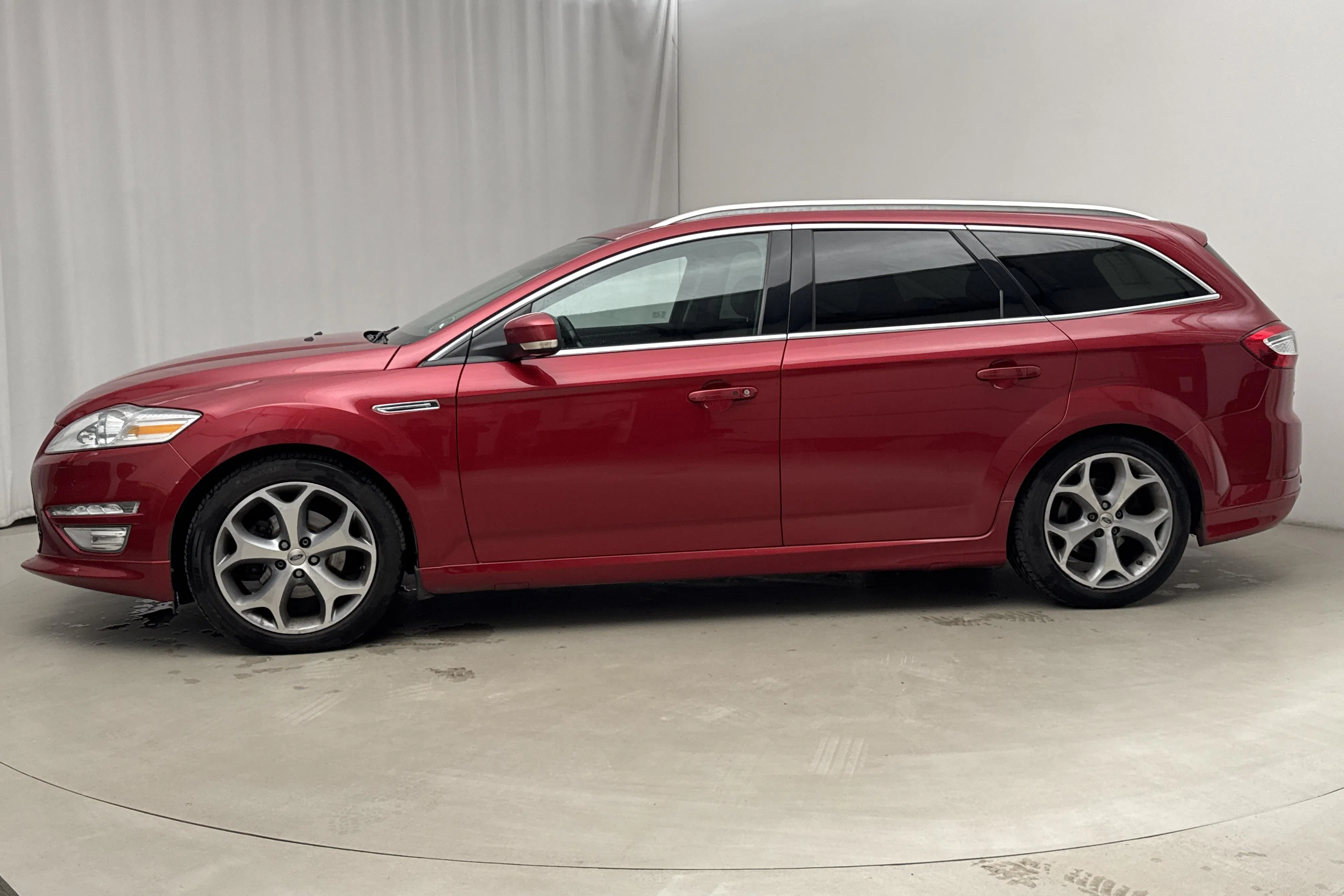 Presentationsfoto 2 av 17: Ford Mondeo 2.0 Duratorq TDCi Kombi (163hk) - 16 895 mil - Automat - röd - 2012