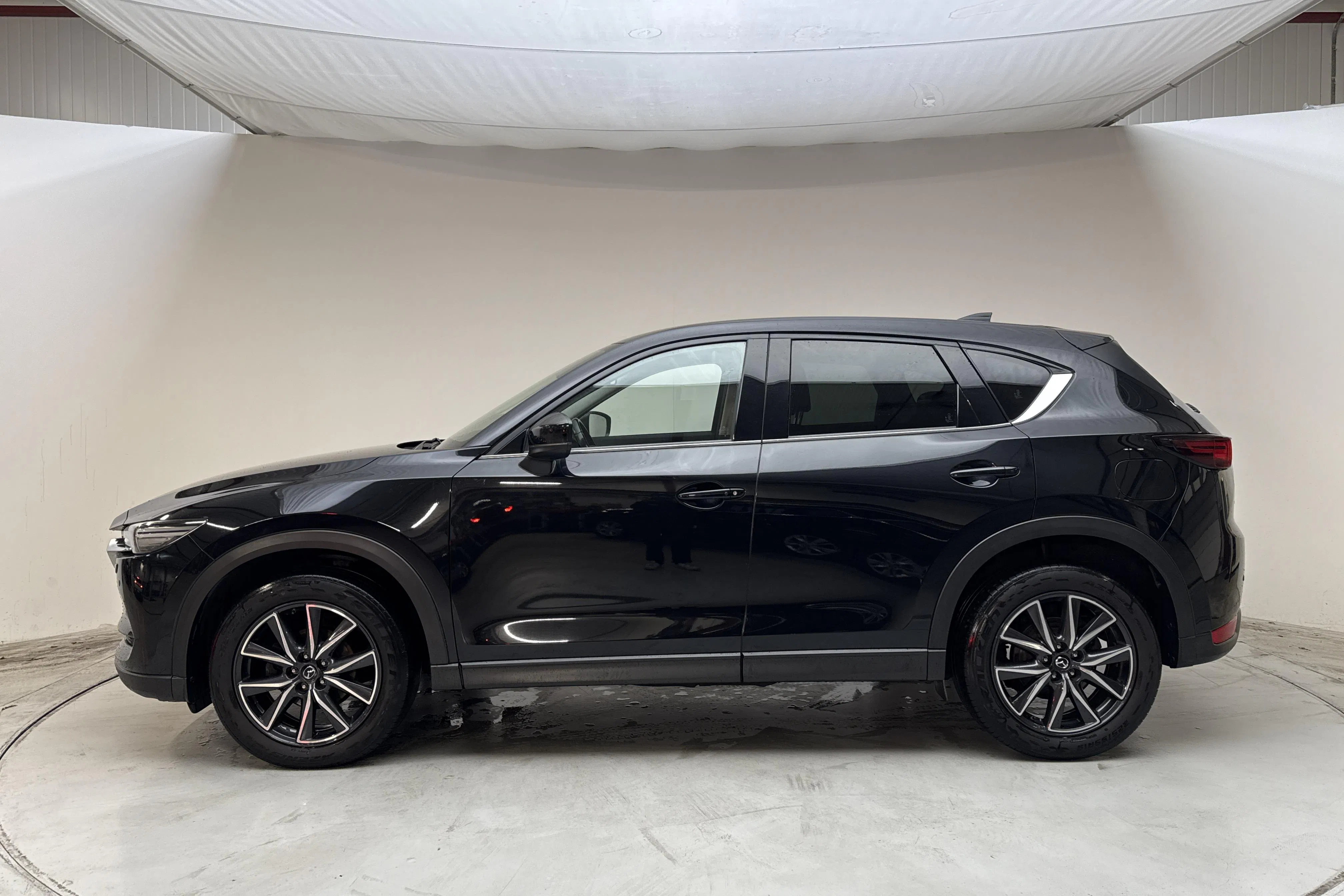 Presentationsfoto 2 av 14: Mazda CX-5 2.5 AWD (194hk) - 16 601 mil - Automat - svart - 2018
