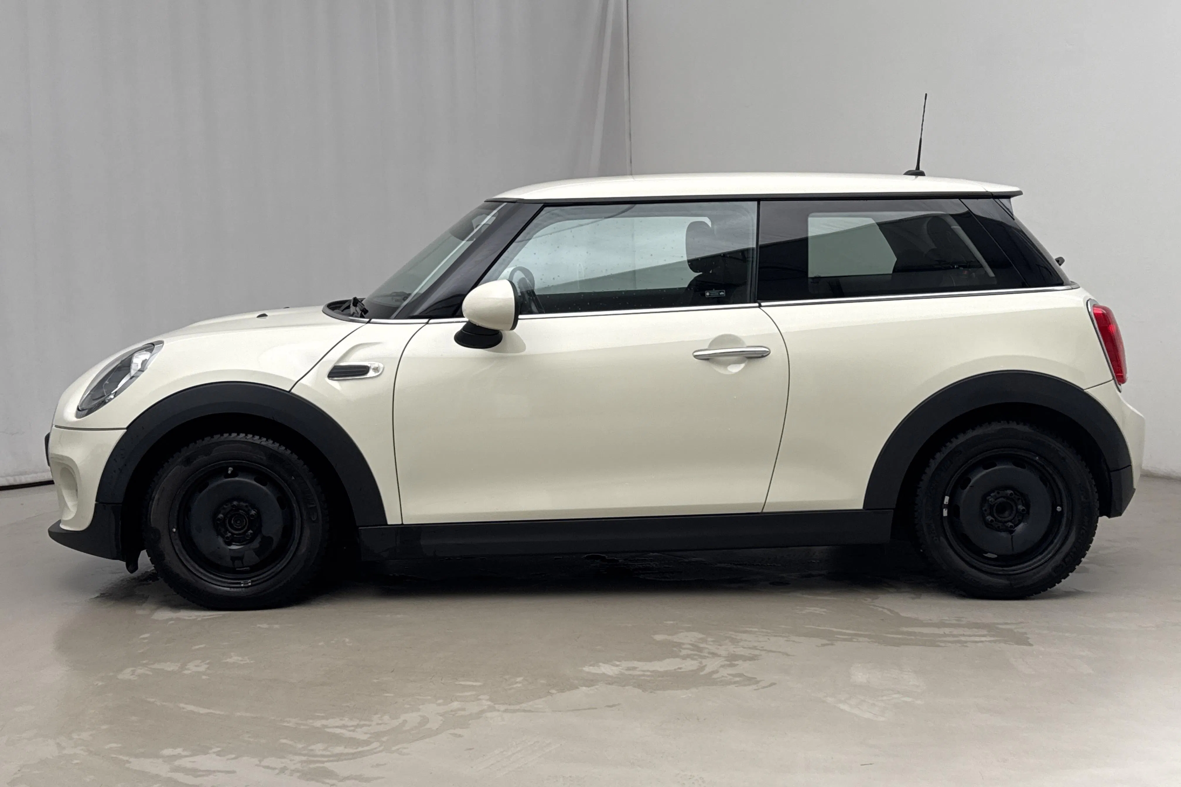 Presentationsfoto 2 av 15: MINI One 3dr (102hk) - 7 754 mil - Manuell - vit - 2016