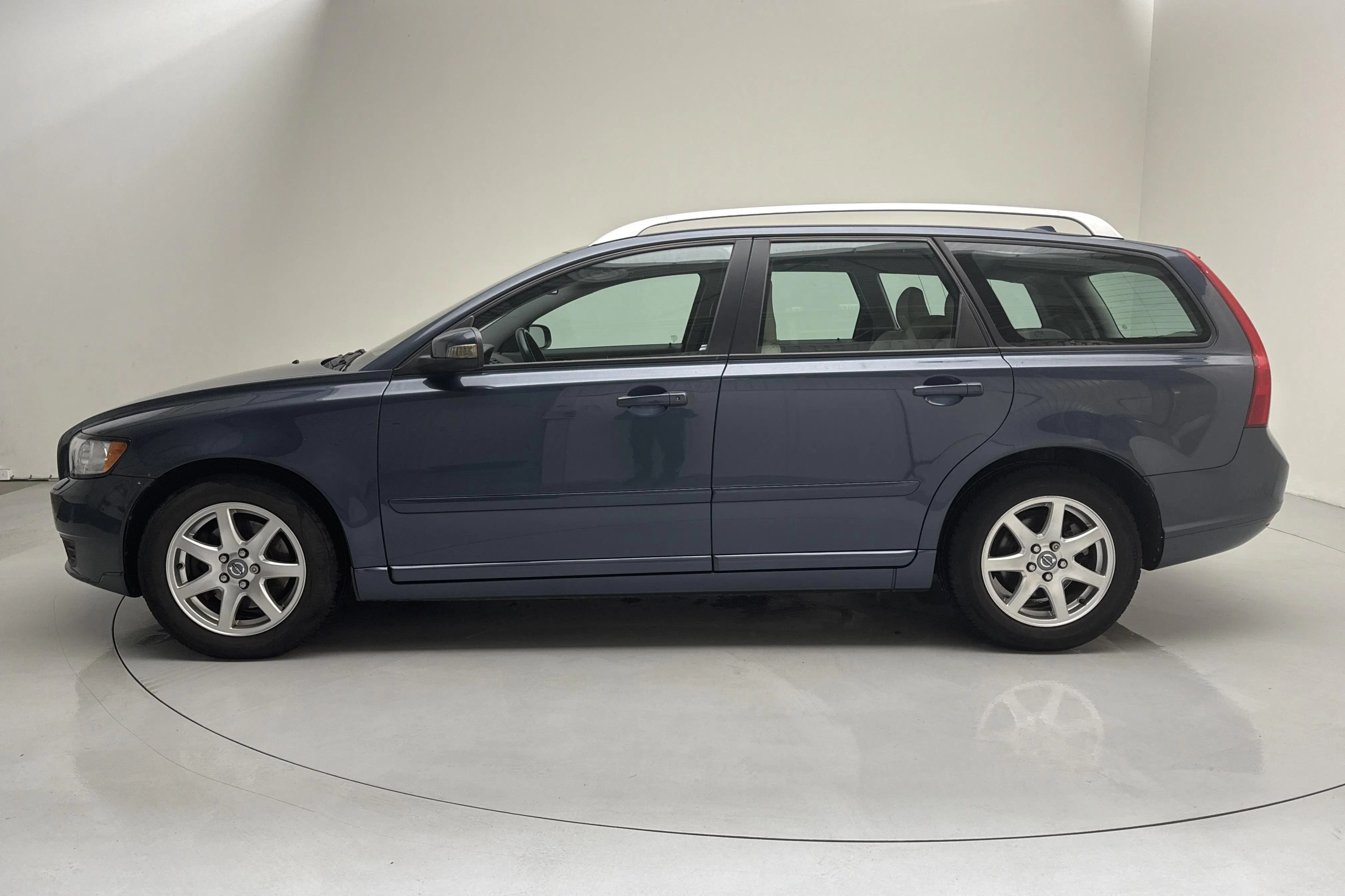 Presentation photo 2 of 12: Volvo V50 2.4i (170hk) - 73 010 km - Automatic - blue - 2008