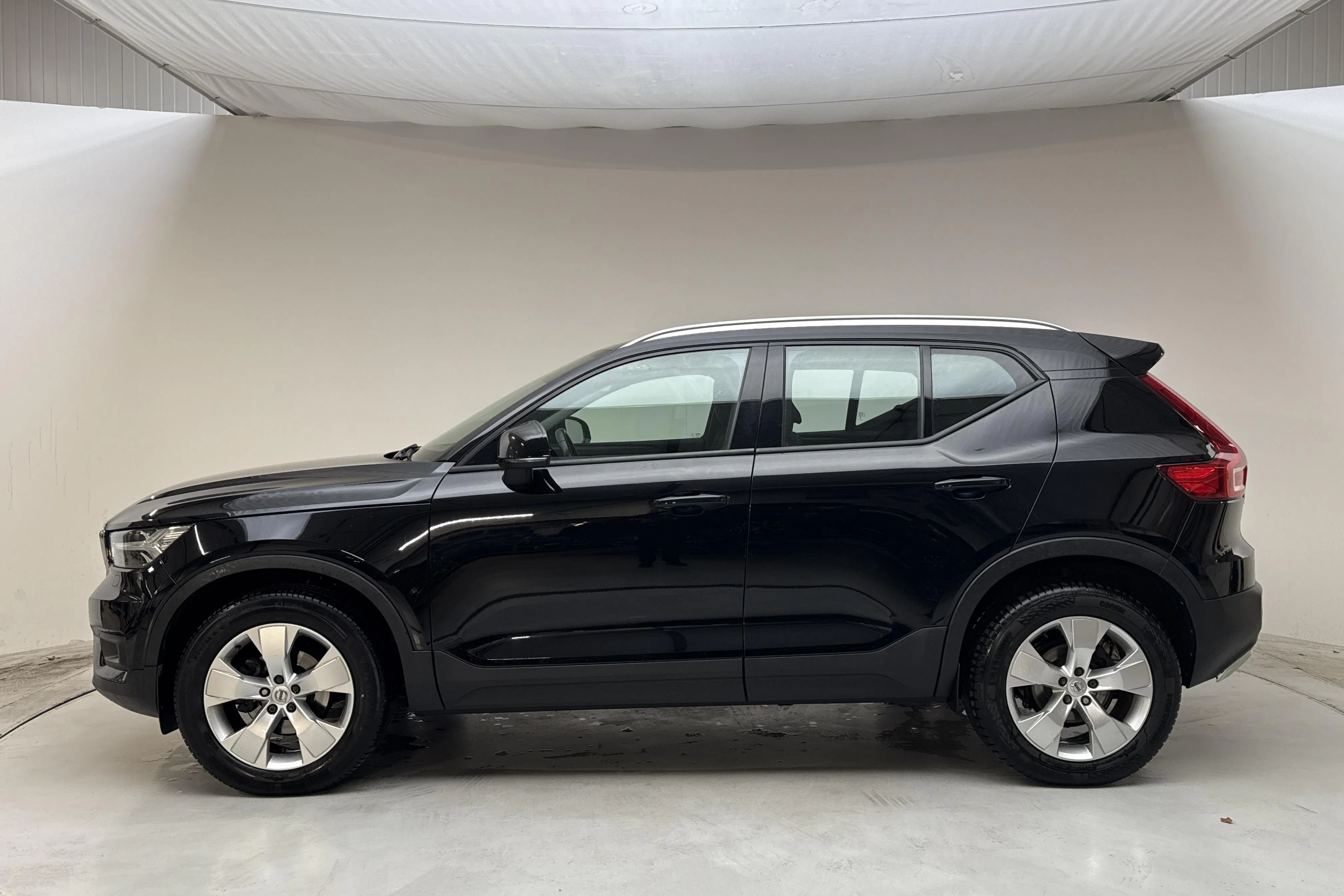 Presentation photo 2 of 14: Volvo XC40 T2 2WD (129hk) - 119 020 km - Automatic - black - 2021