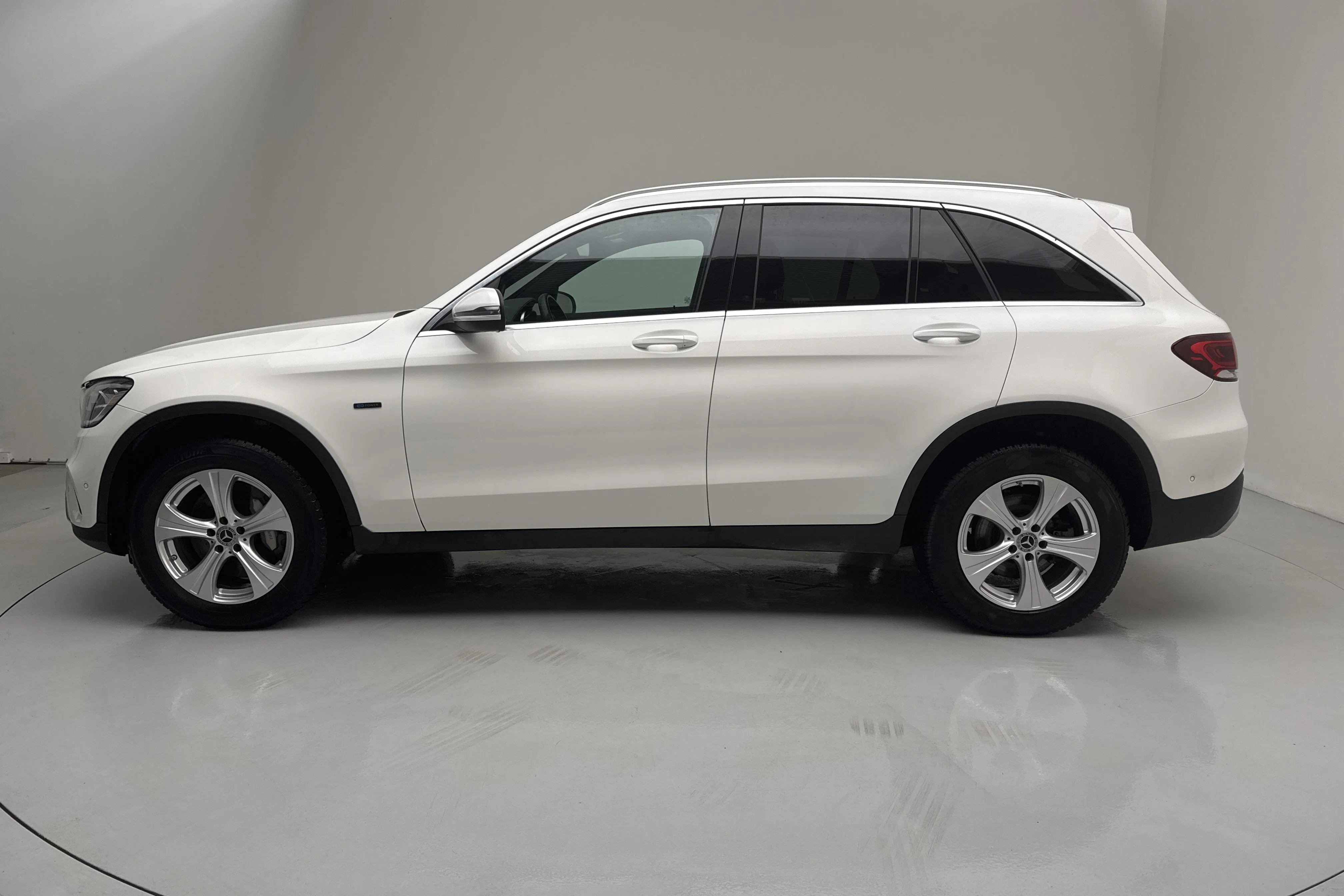 Presentationsfoto 2 av 17: Mercedes GLC 300 e 4MATIC X253 (333hk) - 10 107 mil - Automat - vit - 2021