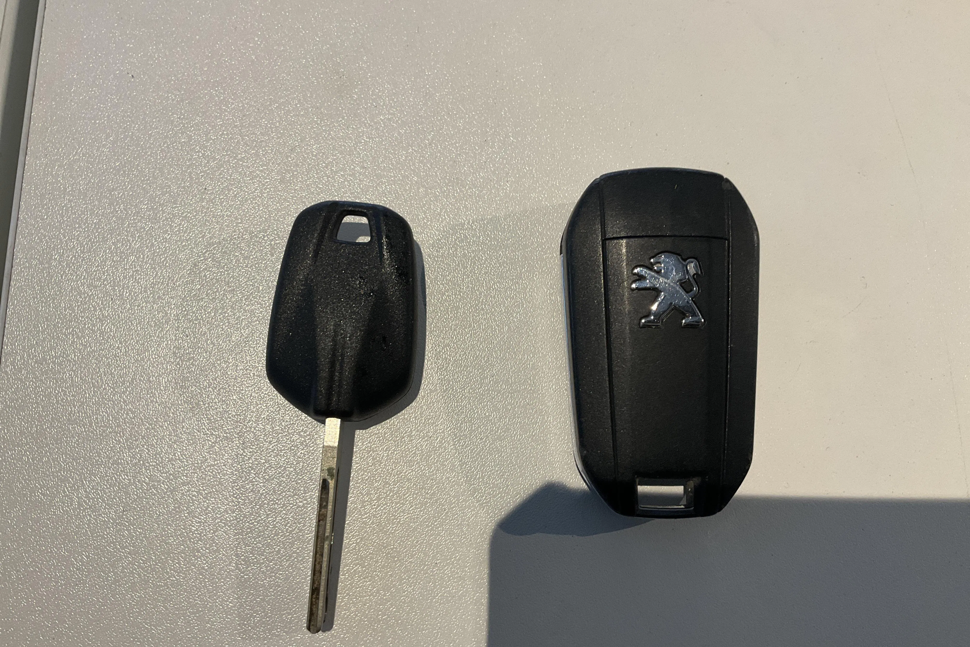 Presentation photo 14 of 14: Peugeot 208 1.2 PureTech 5dr (100hk) - 76 610 km - Automatic - yellow - 2022