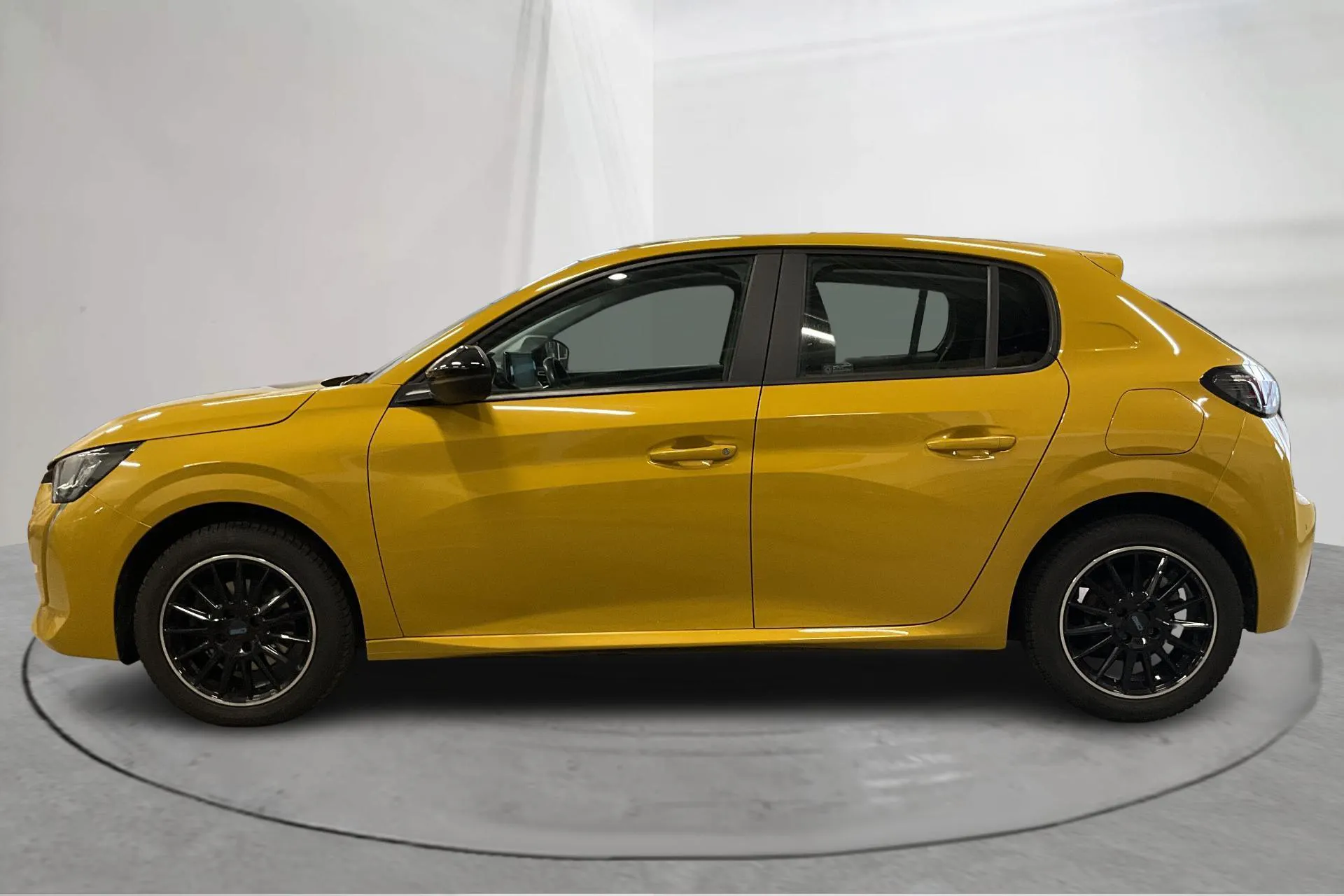 Presentation photo 2 of 14: Peugeot 208 1.2 PureTech 5dr (100hk) - 76 610 km - Automatic - yellow - 2022