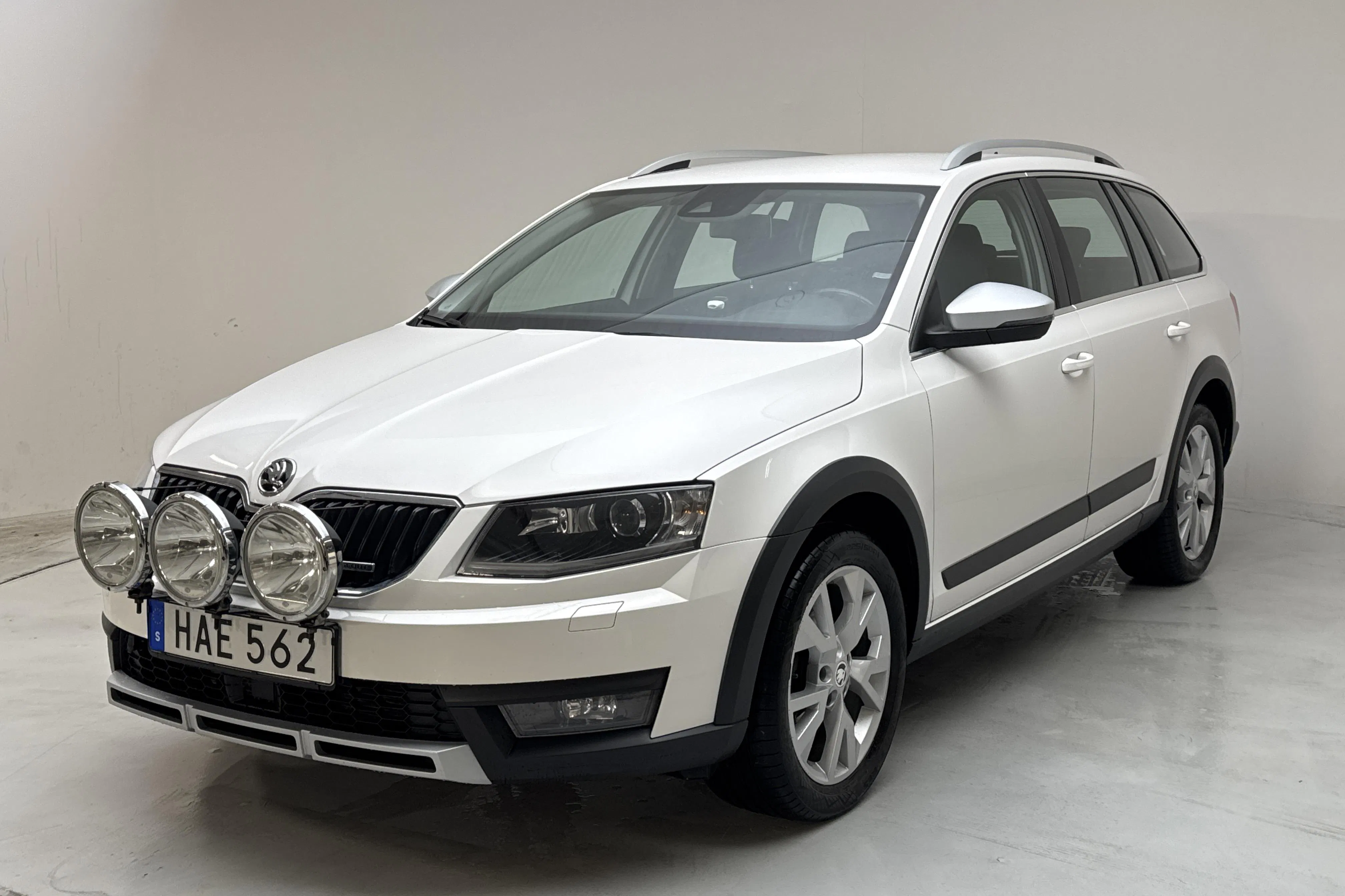 Presentationsfoto 1 av 13: Skoda Octavia Scout II 2.0 TDI 4X4 (150hk) - 15 977 mil - Manuell - vit - 2016