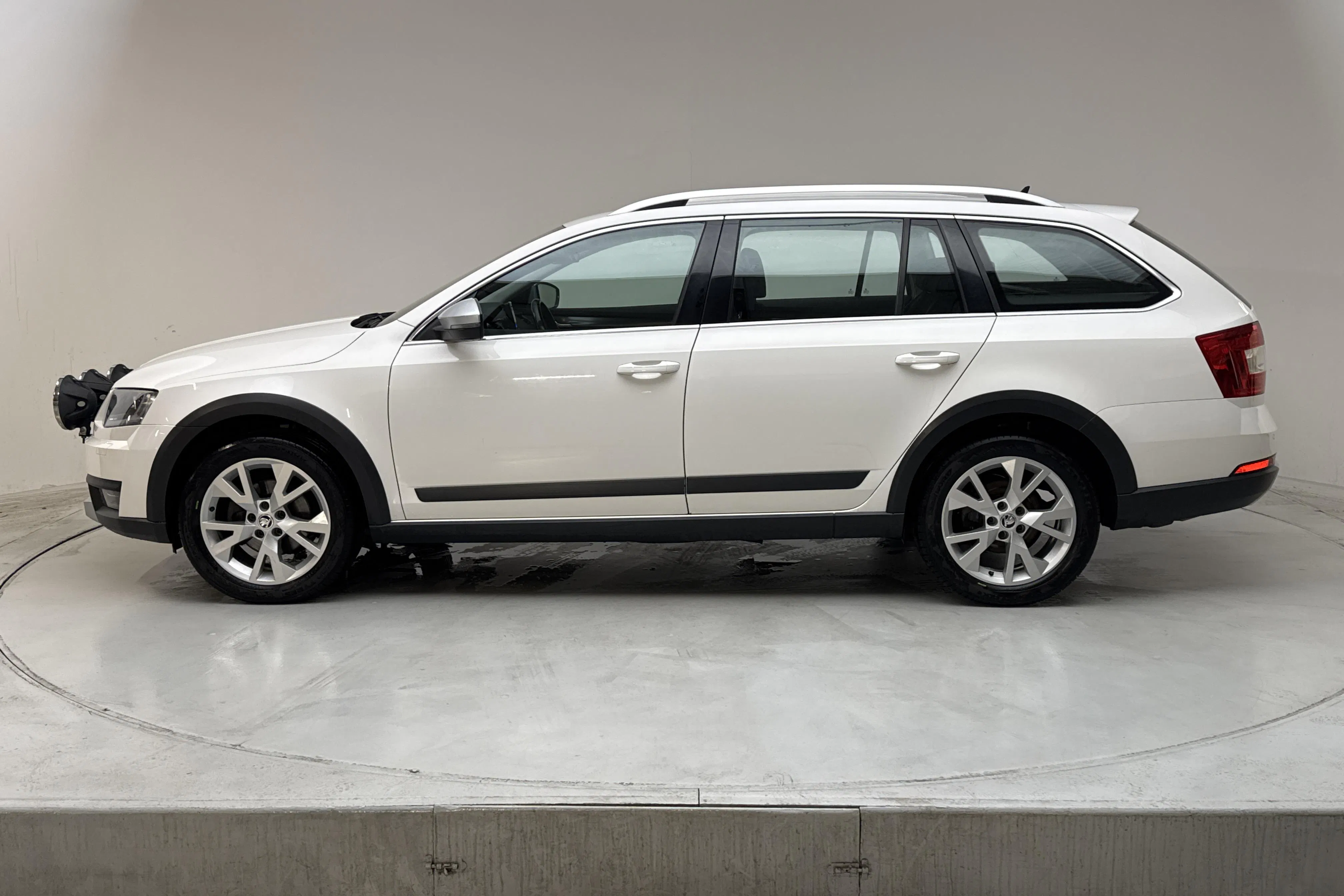 Presentationsfoto 2 av 13: Skoda Octavia Scout II 2.0 TDI 4X4 (150hk) - 15 977 mil - Manuell - vit - 2016