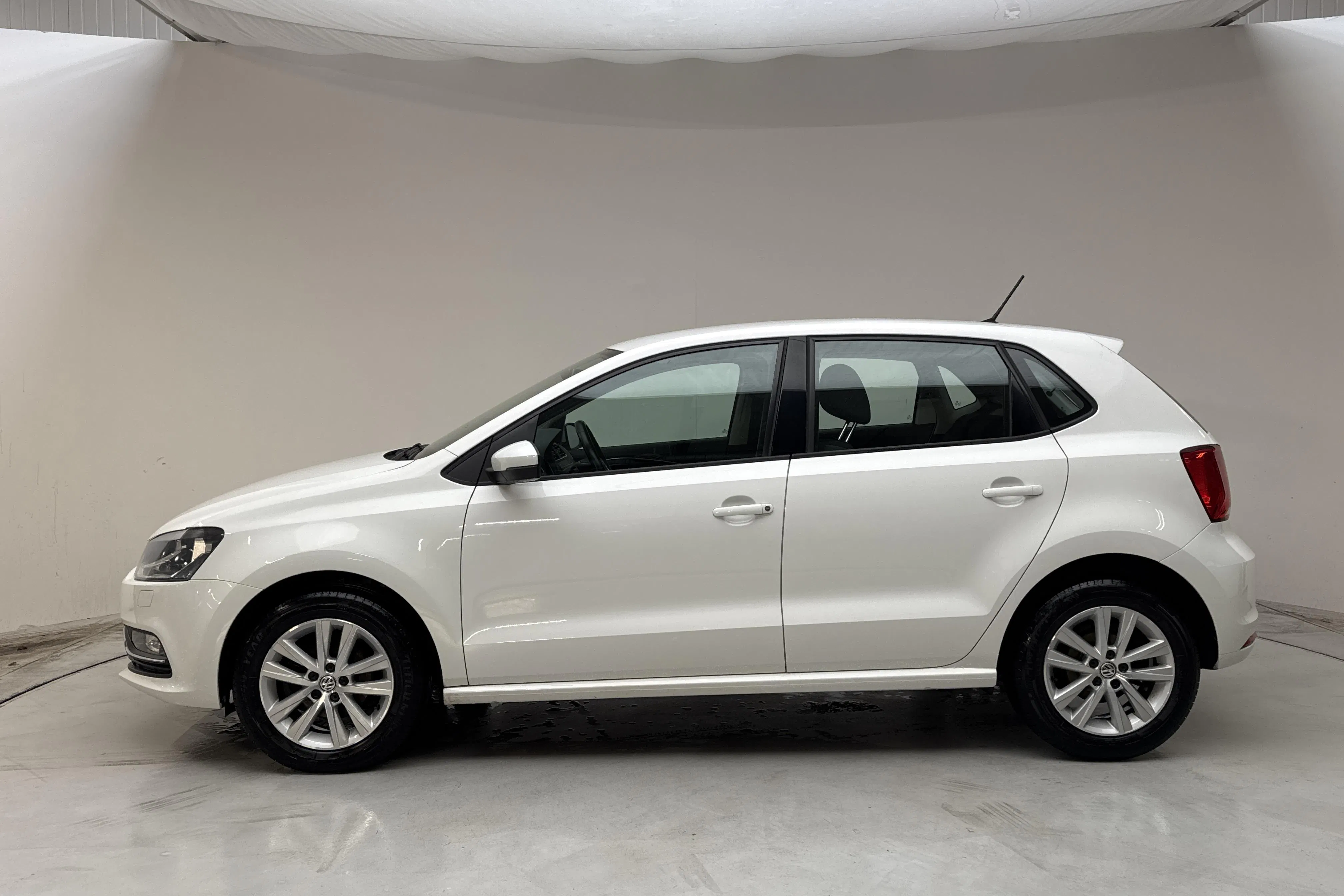 Presentation photo 2 of 12: VW Polo 1.2 TSI 5dr (90hk) - 114 300 km - Manual - white - 2016
