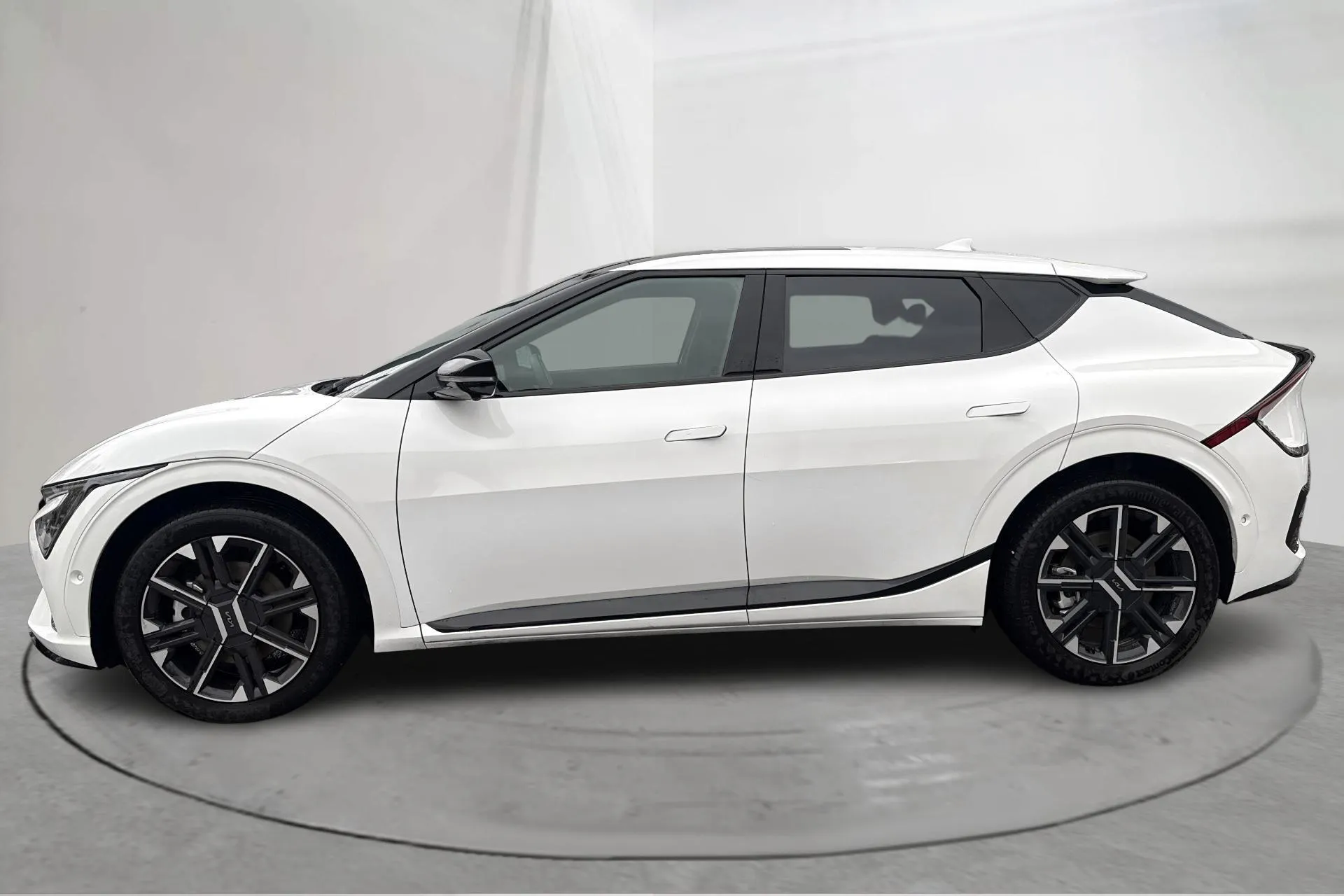 Presentationsfoto 2 av 22: KIA EV6 AWD (325hk) - 375 mil - Automat - vit - 2026