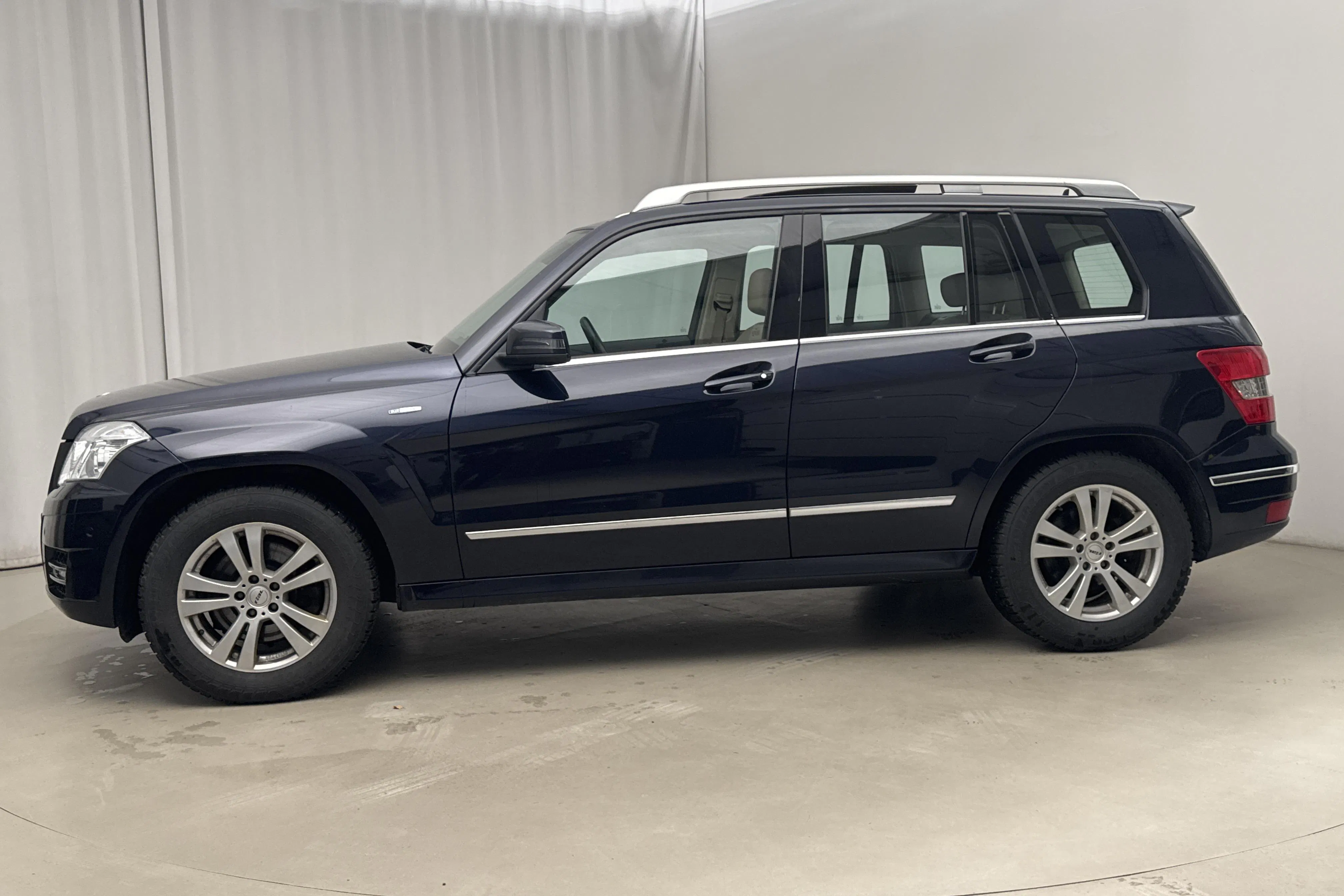 Presentationsfoto 2 av 18: Mercedes GLK 220 CDI BlueEFFICIENCY 4MATIC (170hk) - 24 336 mil - Automat - Mörkblå - 2011