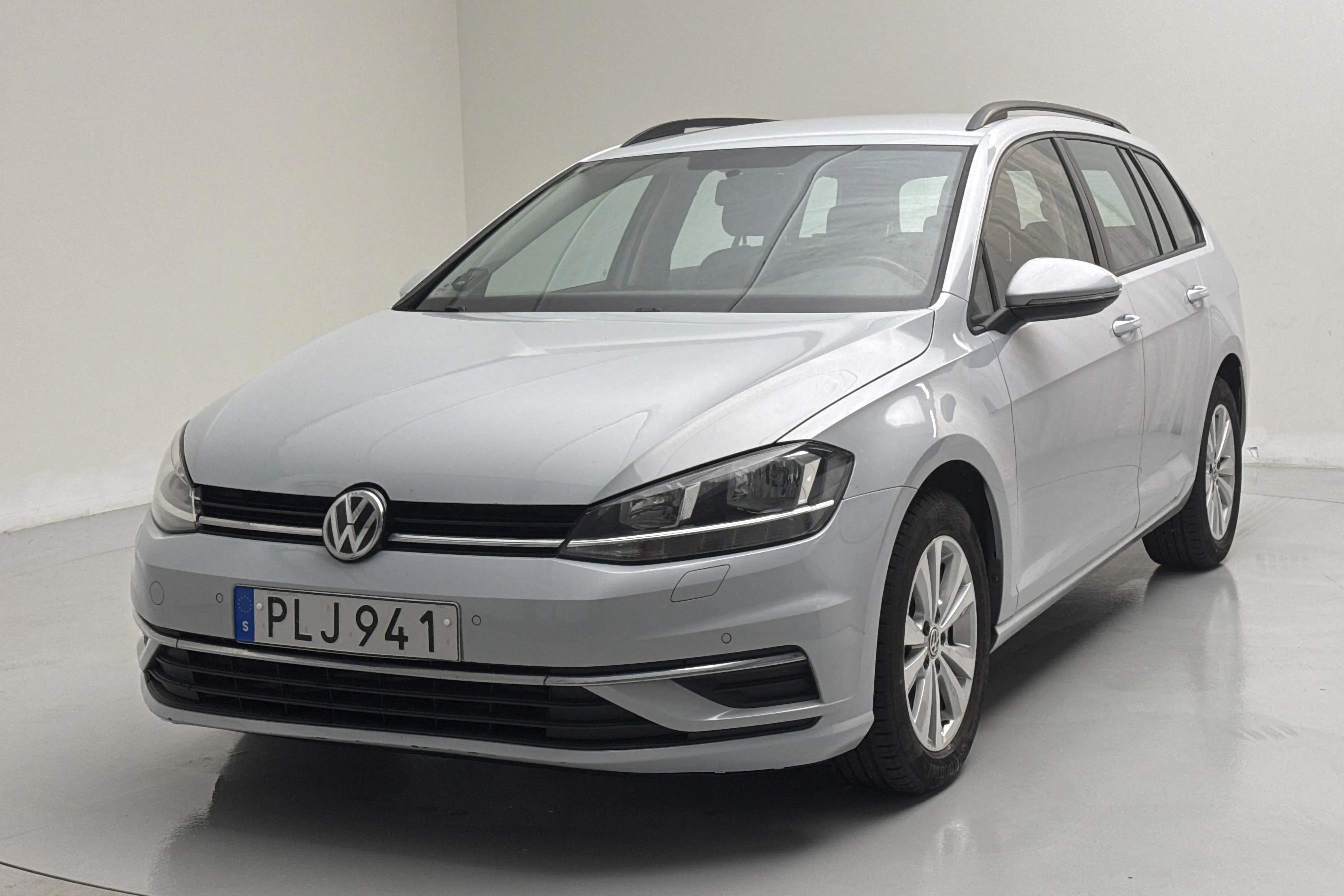 Presentation photo 1 of 12: VW Golf VII 1.6 TDI Sportscombi (115hk) - 94 840 km - Automatic - light grey - 2018
