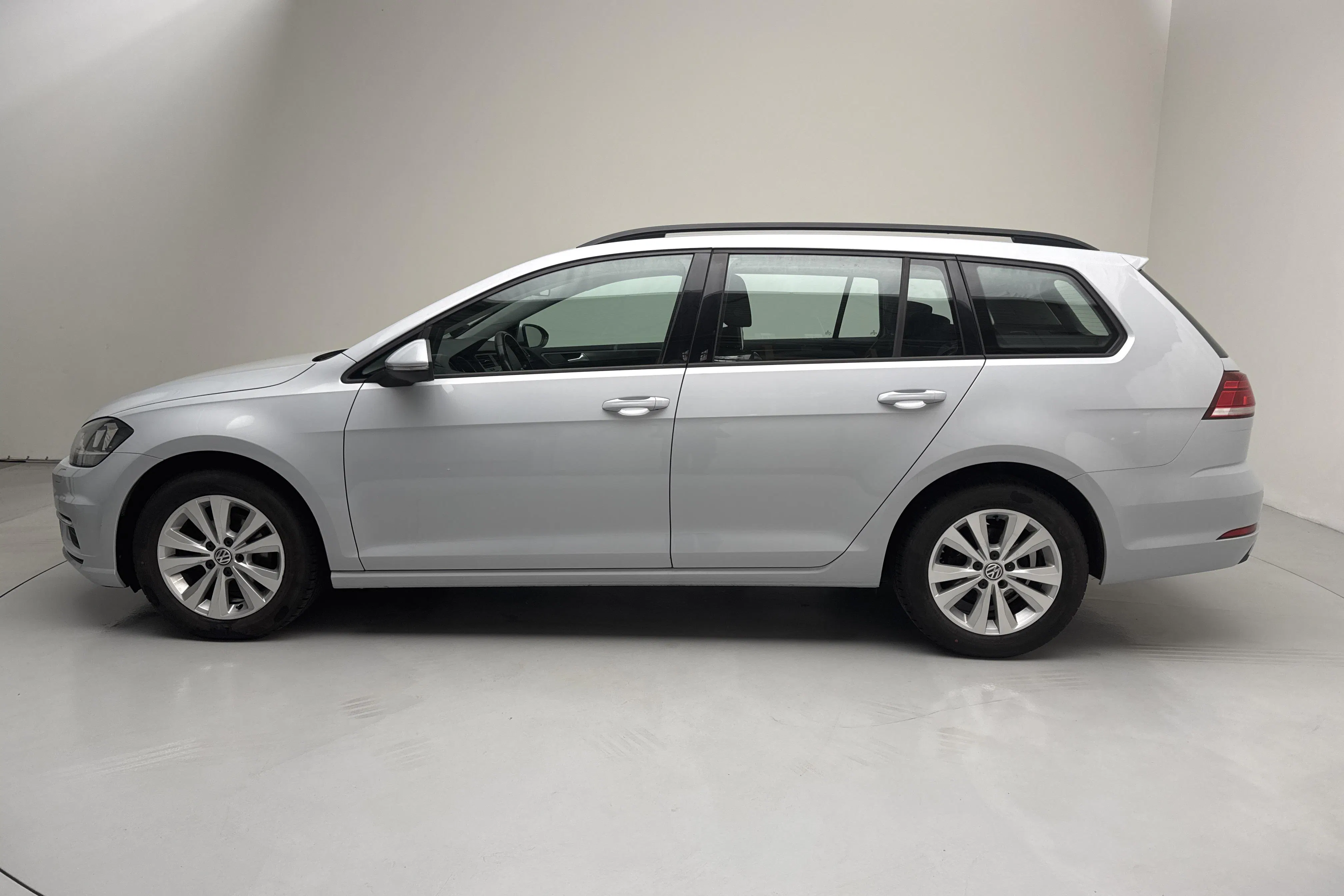 Presentation photo 2 of 12: VW Golf VII 1.6 TDI Sportscombi (115hk) - 94 840 km - Automatic - light grey - 2018