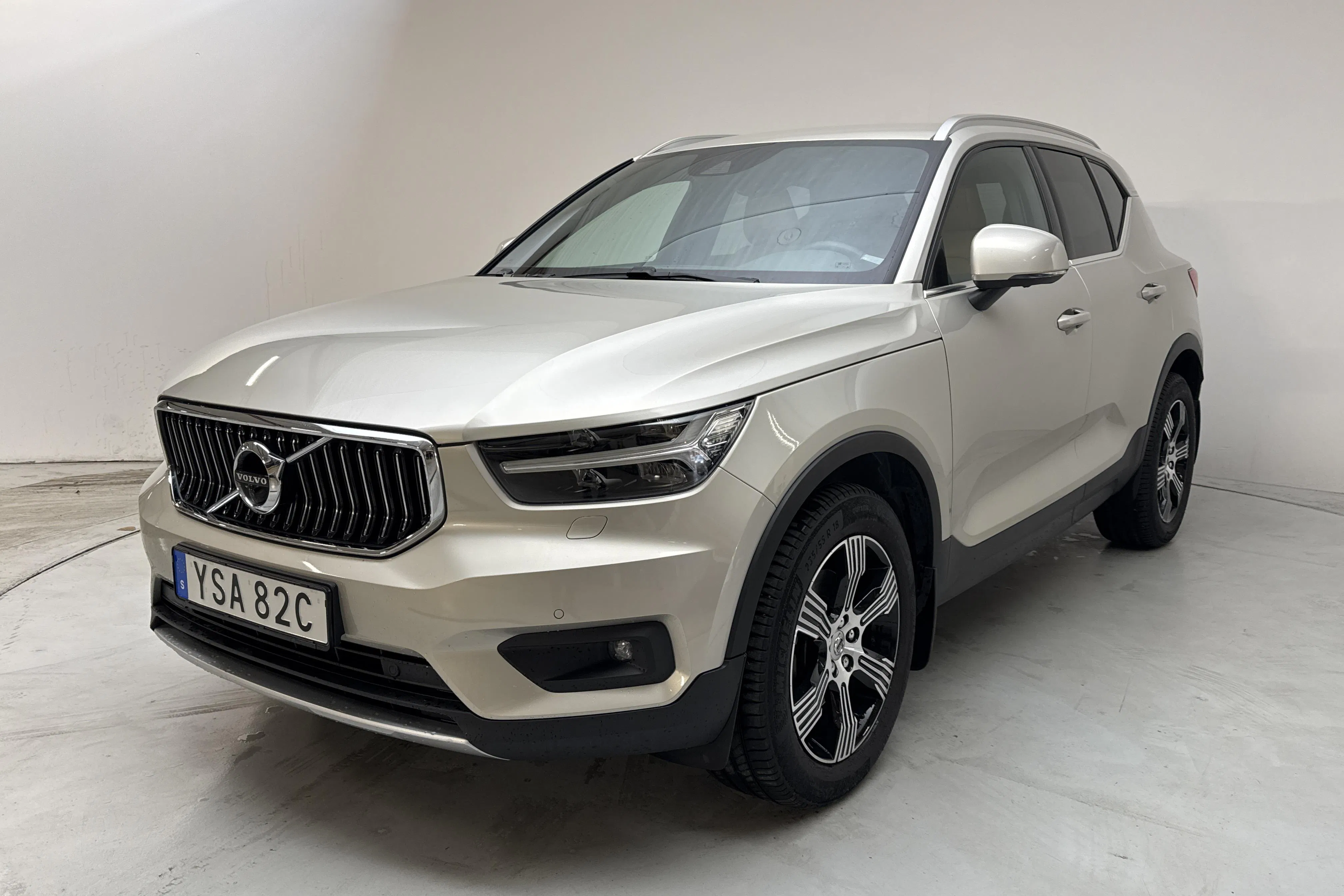 Presentationsfoto 1 av 17: Volvo XC40 T4 AWD (190hk) - 7 982 mil - Automat - Ljusbrun - 2019
