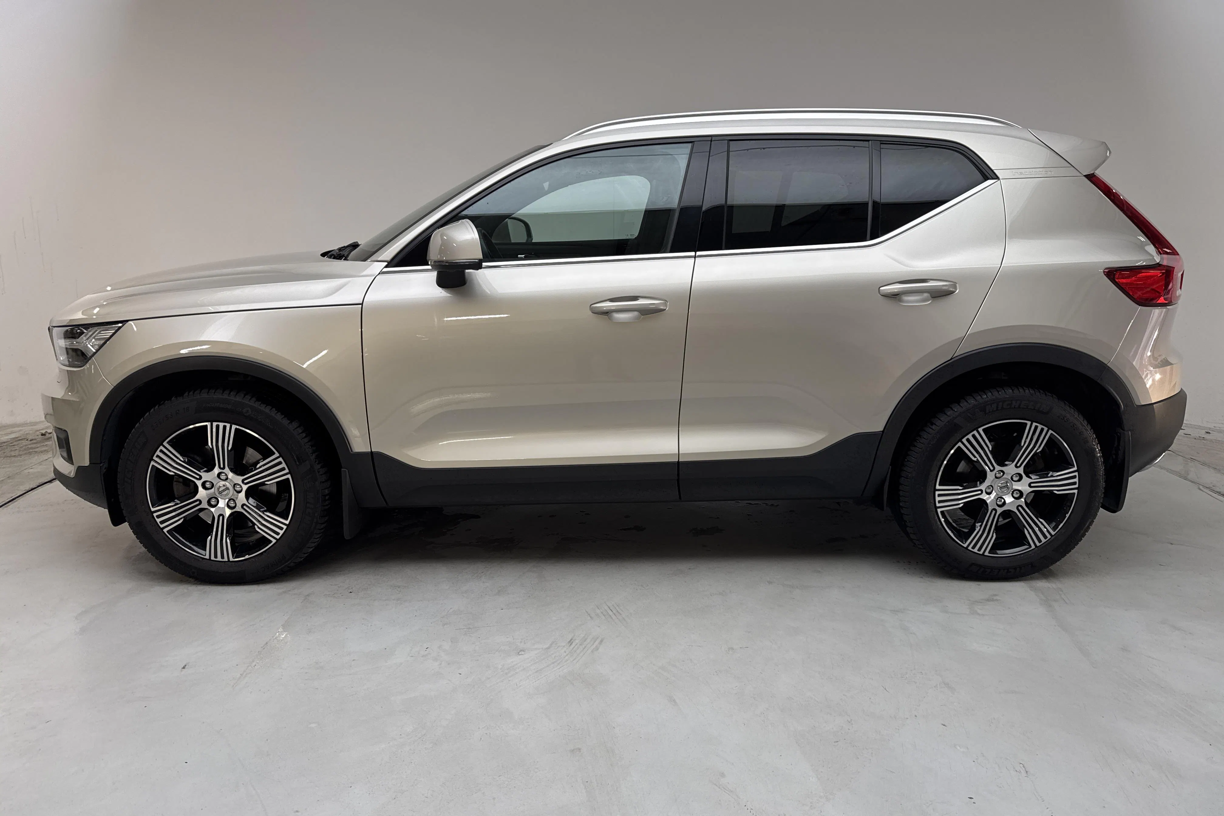 Presentationsfoto 2 av 17: Volvo XC40 T4 AWD (190hk) - 7 982 mil - Automat - Ljusbrun - 2019