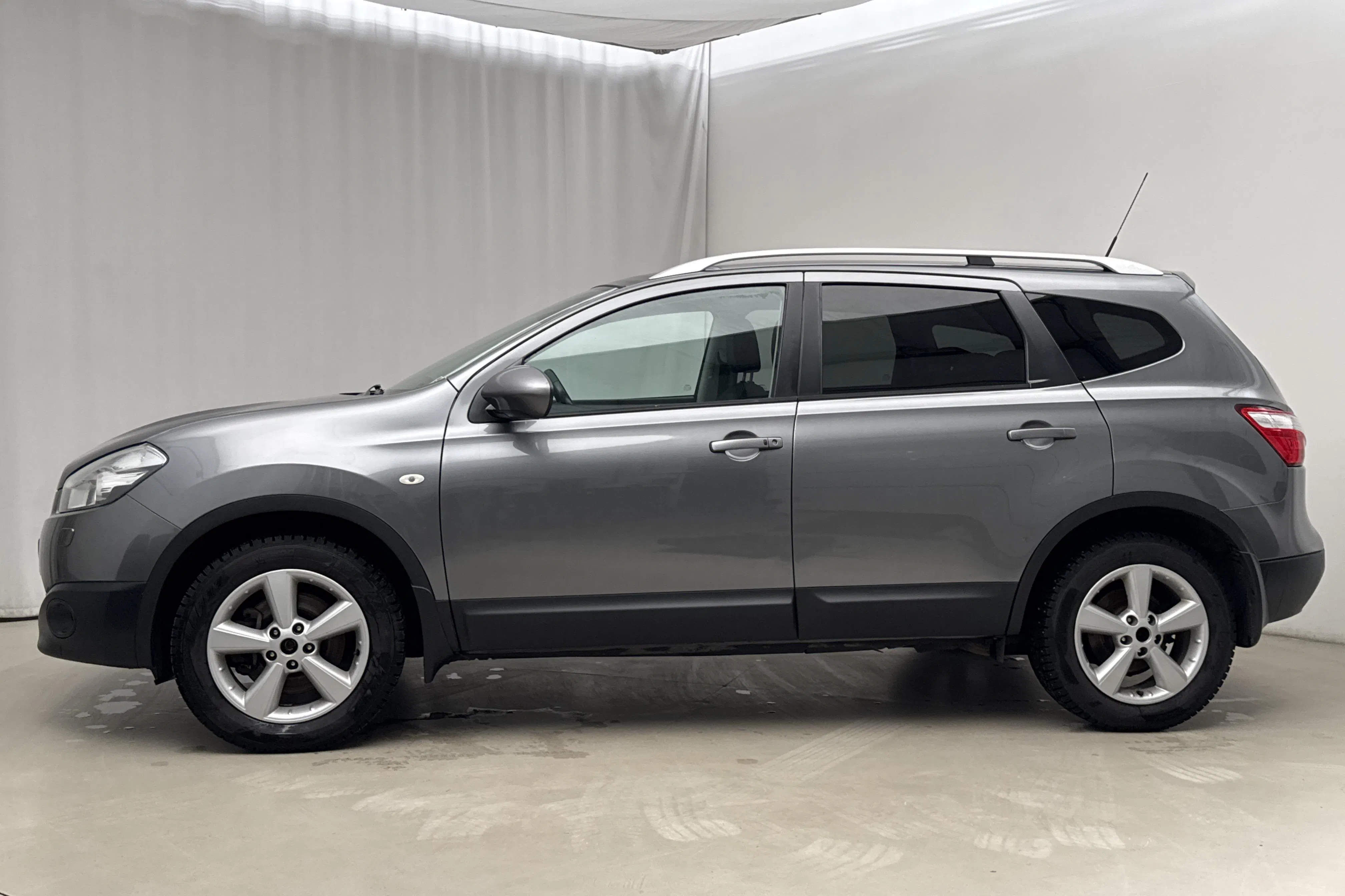 Presentationsfoto 2 av 20: Nissan Qashqai+2 2.0 4x4 (140hk) - 19 371 mil - Automat - grå - 2012