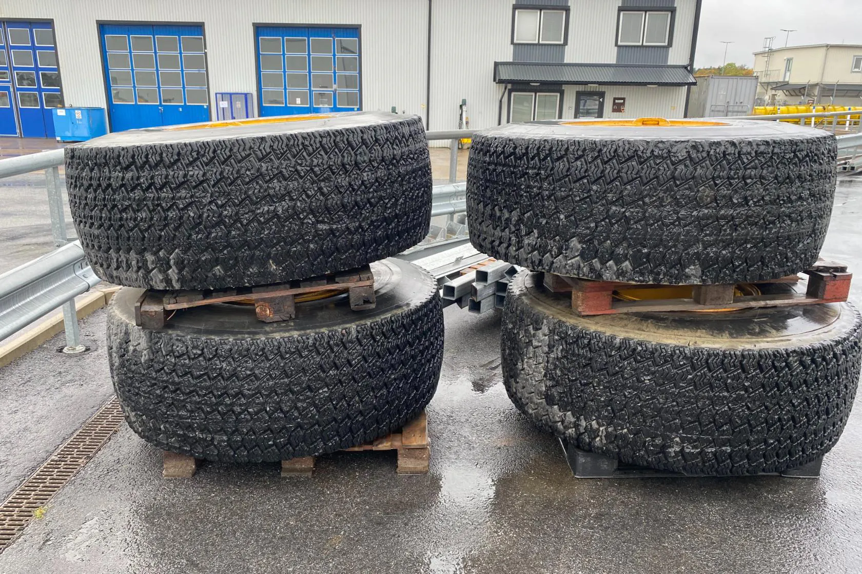 Presentation photo 1 of 10: Michelin Däck på fälg till lastmaskin (Volvo L110) - 0 km