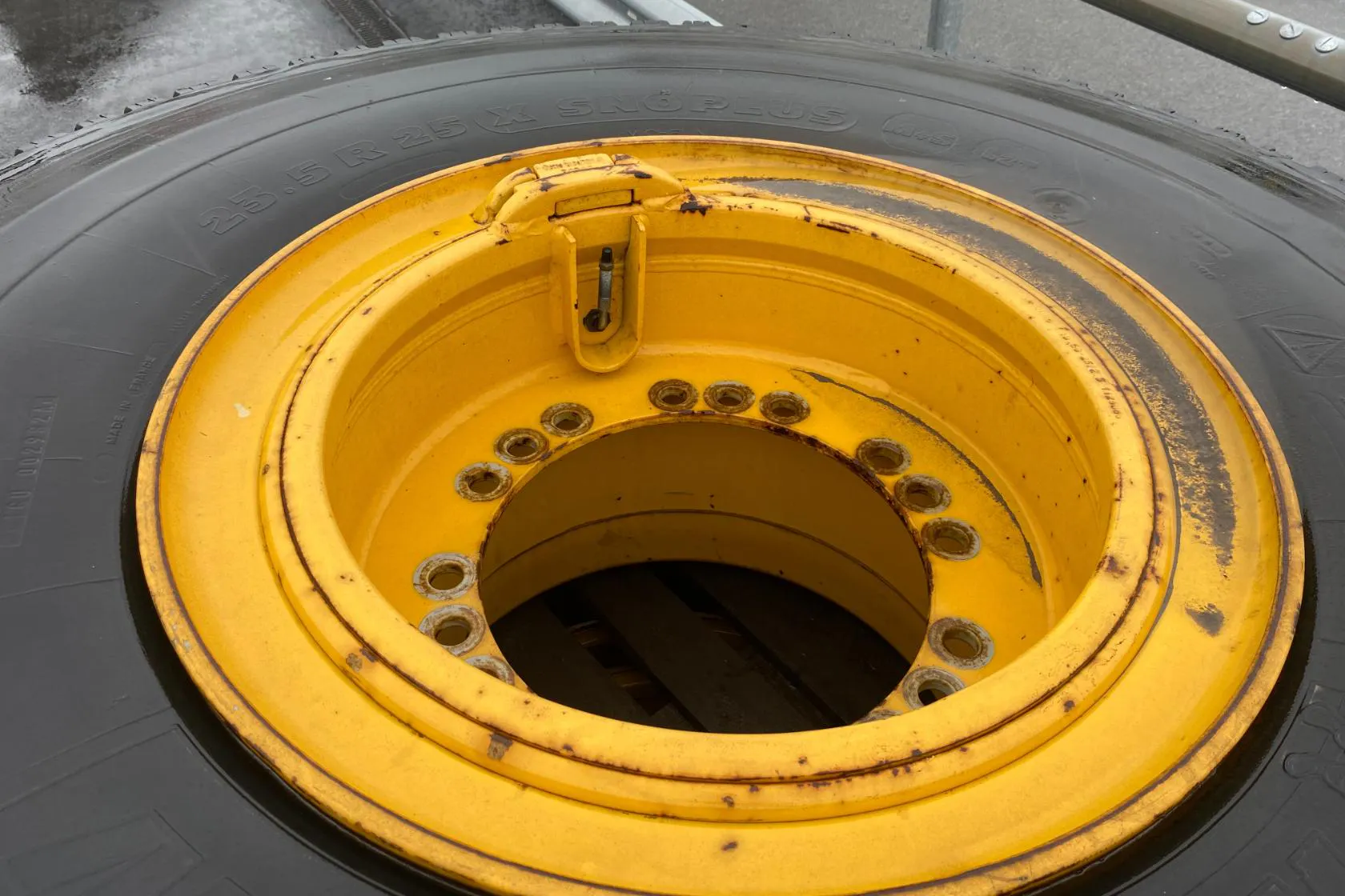 Presentation photo 10 of 10: Michelin Däck på fälg till lastmaskin (Volvo L110) - 0 km