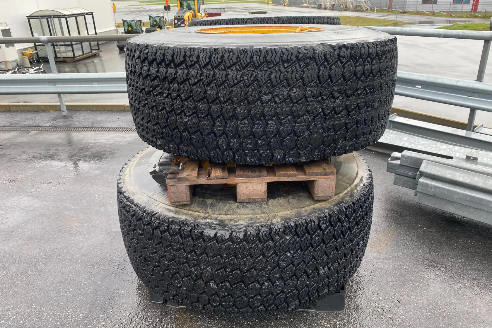 Presentation photo 2 of 10: Michelin Däck på fälg till lastmaskin (Volvo L110) - 0 km