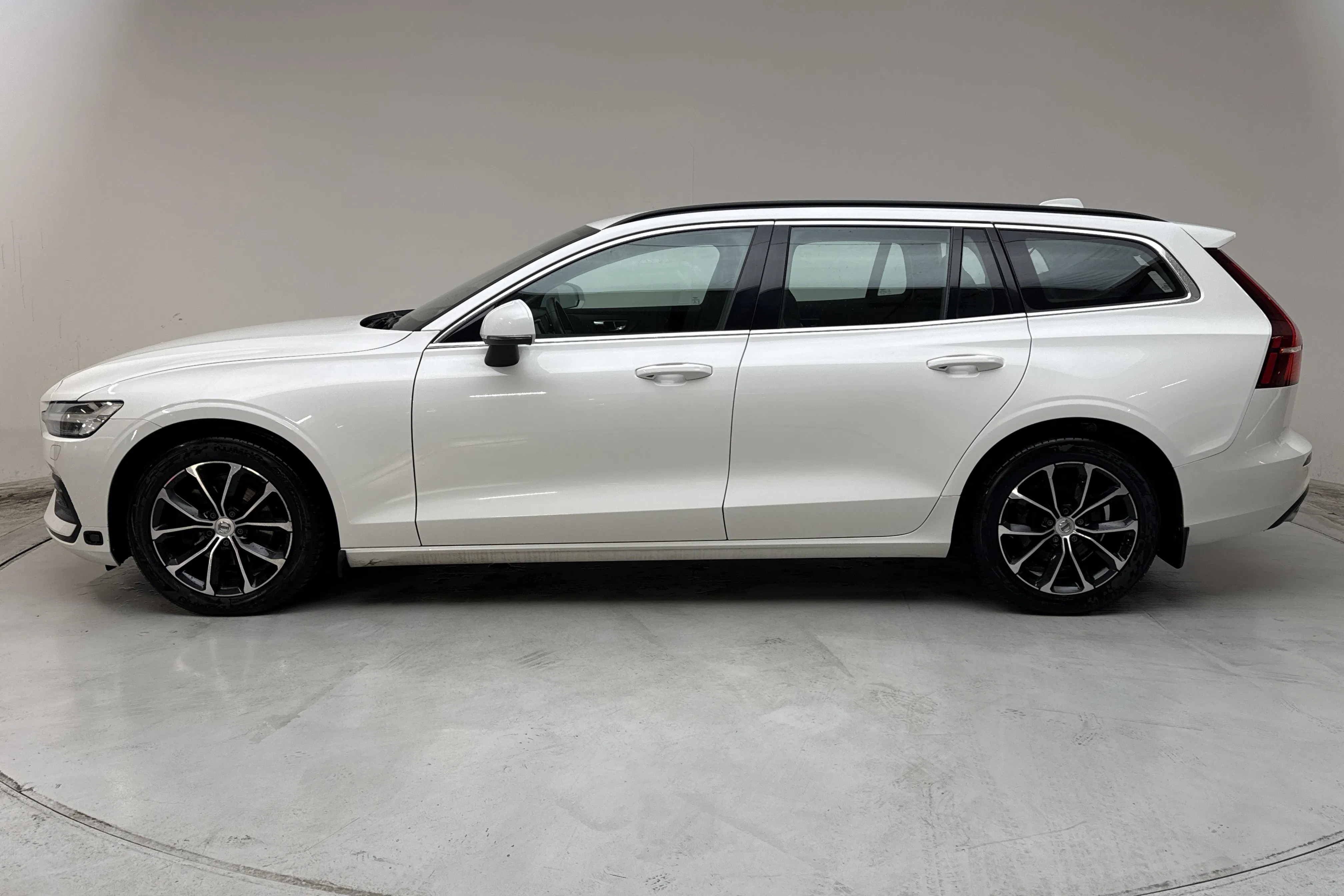 Presentationsfoto 2 av 16: Volvo V60 B4 Mildhybrid, Diesel (197hk) - 14 312 mil - Automat - vit - 2022