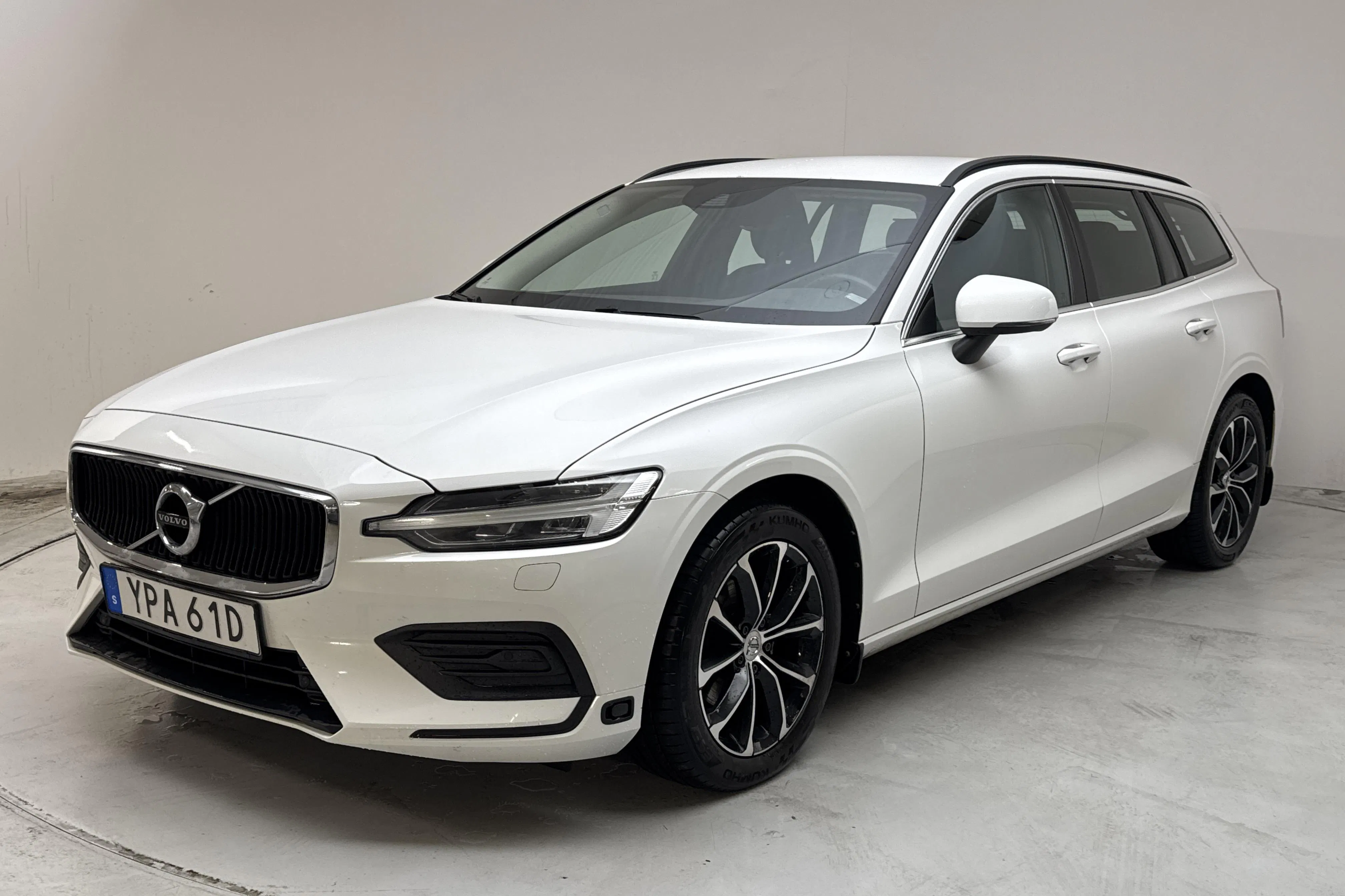 Presentationsfoto 1 av 16: Volvo V60 B4 Mildhybrid, Diesel (197hk) - 14 312 mil - Automat - vit - 2022