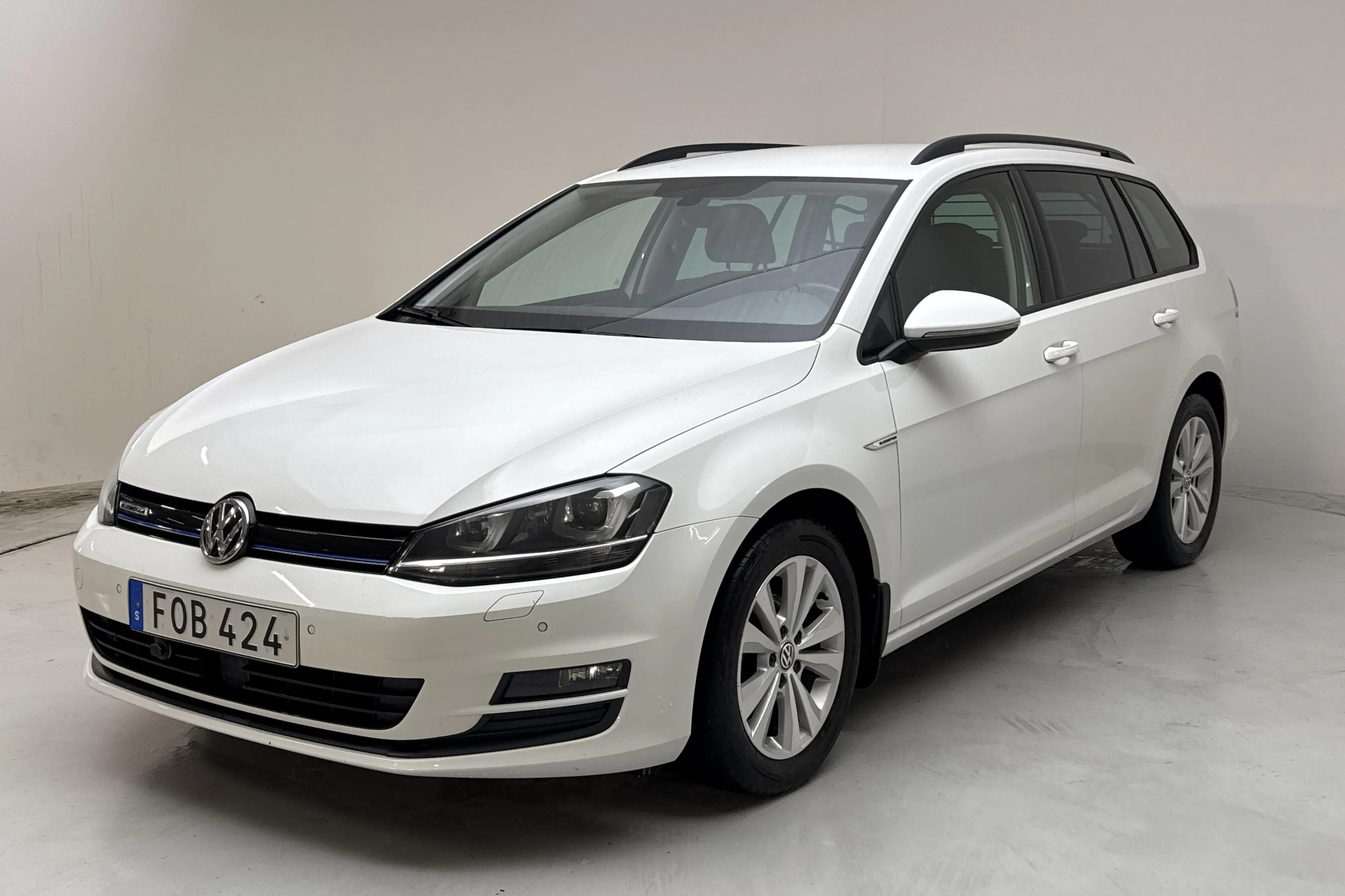 Presentationsfoto 1 av 13: VW Golf VII 1.4 TGI BlueMotion Sportscombi (110hk) - 5 218 mil - Automat - vit - 2017