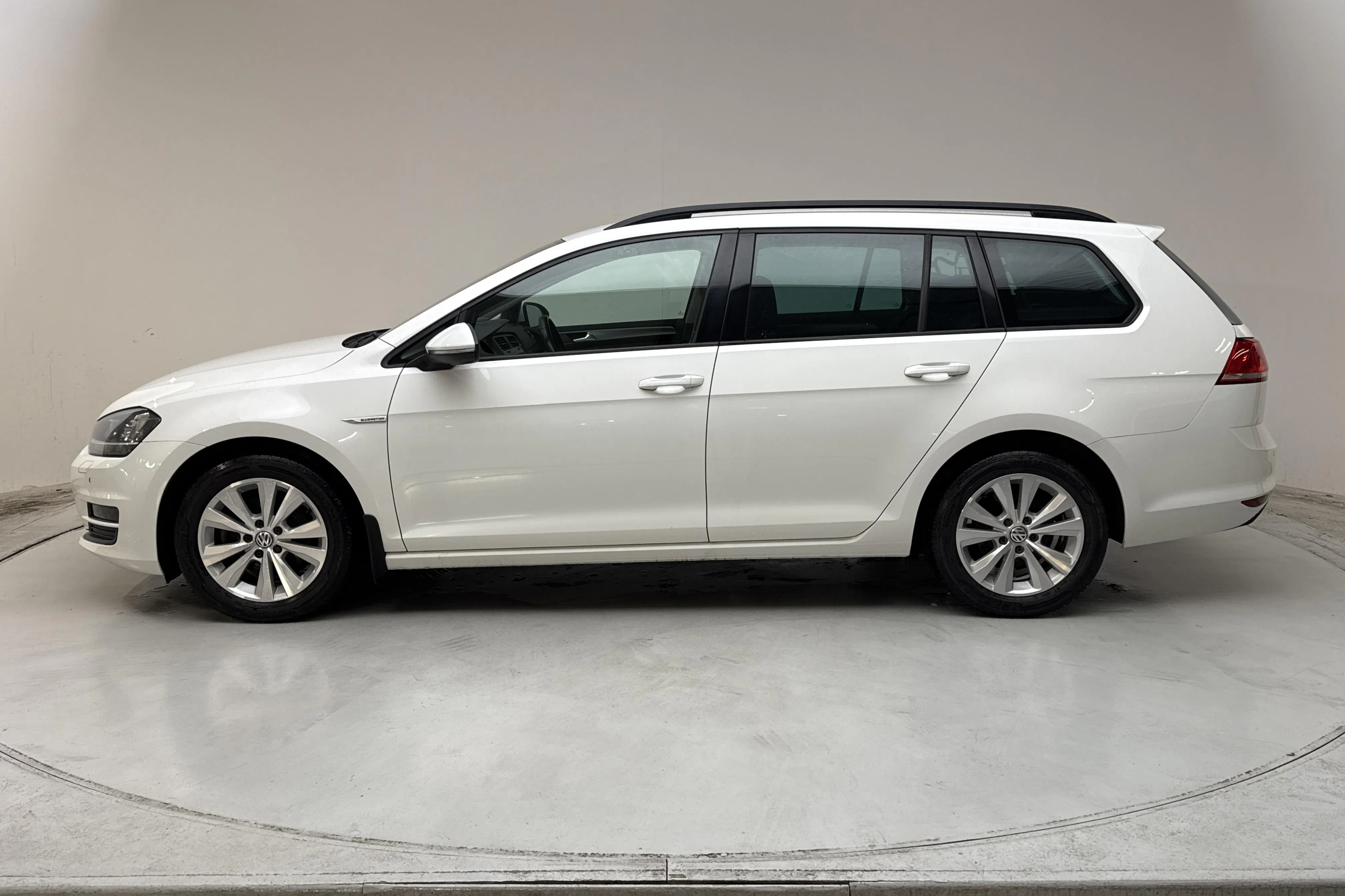 Presentationsfoto 2 av 13: VW Golf VII 1.4 TGI BlueMotion Sportscombi (110hk) - 5 218 mil - Automat - vit - 2017