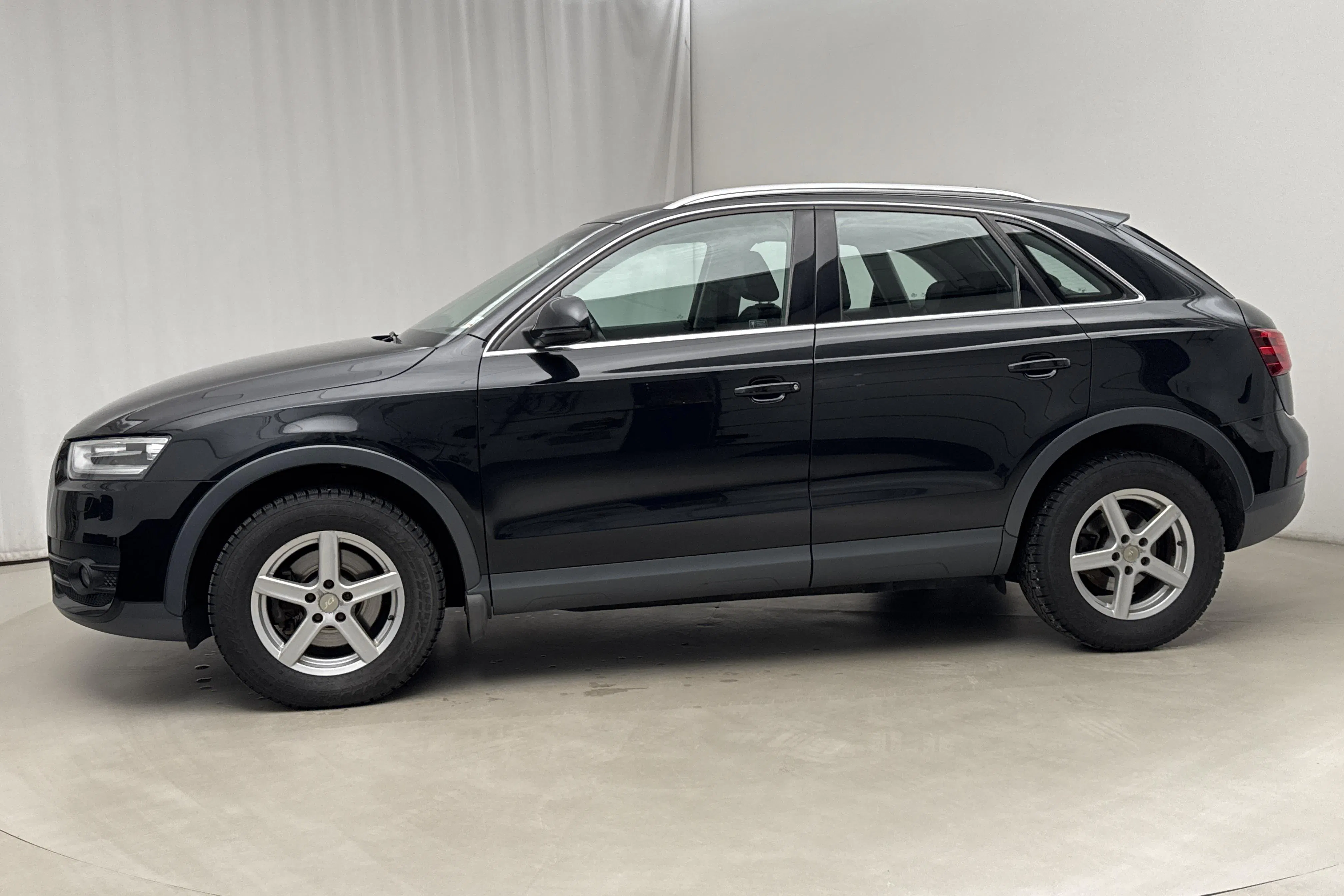 Presentationsfoto 2 av 16: Audi Q3 2.0 TDI quattro (177hk) - 17 717 mil - Automat - svart - 2012
