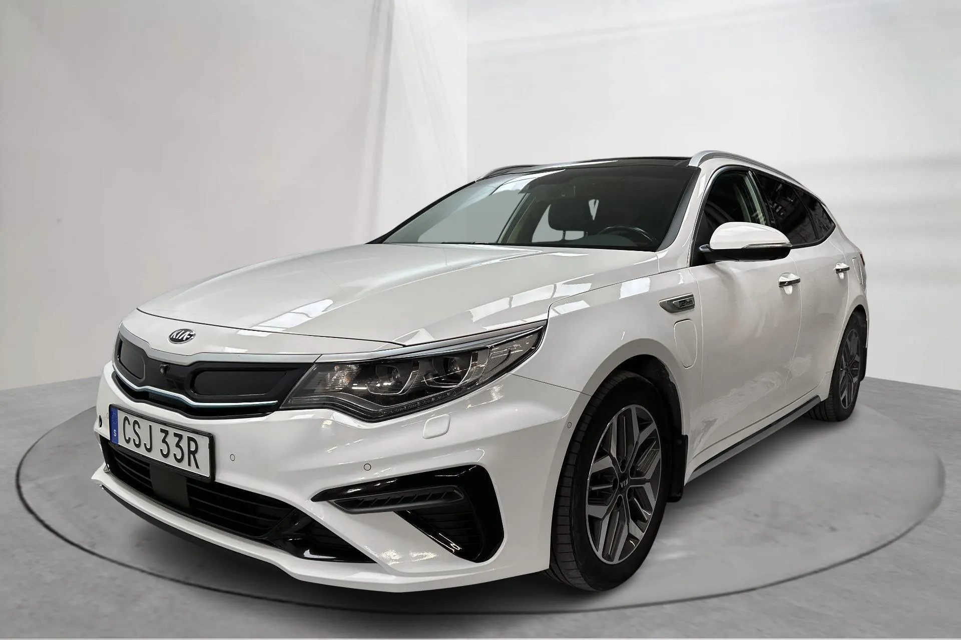 Presentationsfoto 1 av 18: KIA Optima 2.0 GDi Plug-in Hybrid SW (205hk) - 13 083 mil - Automat - vit - 2020