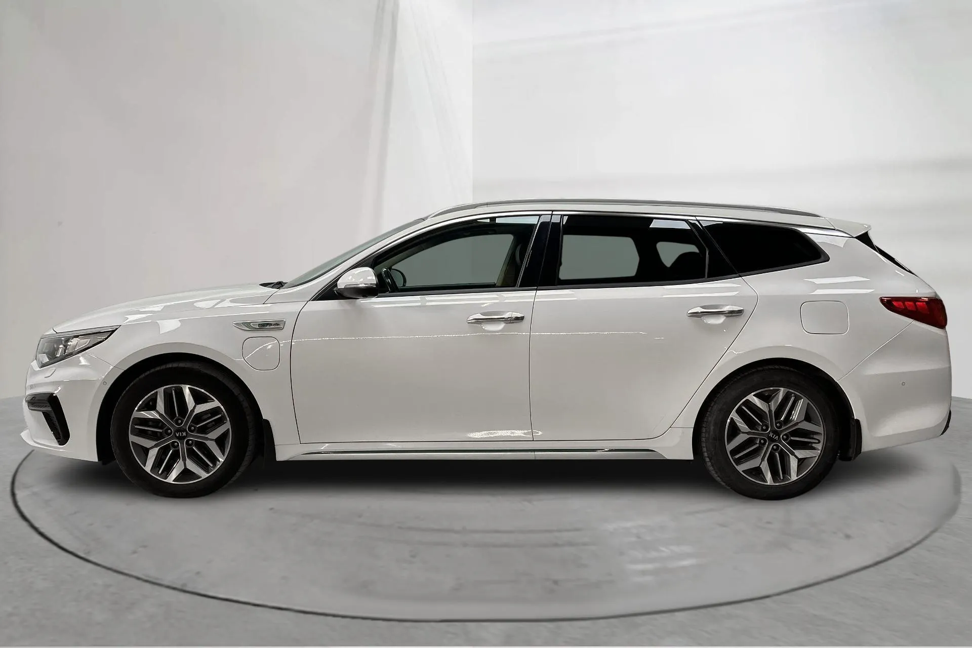 Presentationsfoto 2 av 18: KIA Optima 2.0 GDi Plug-in Hybrid SW (205hk) - 13 083 mil - Automat - vit - 2020