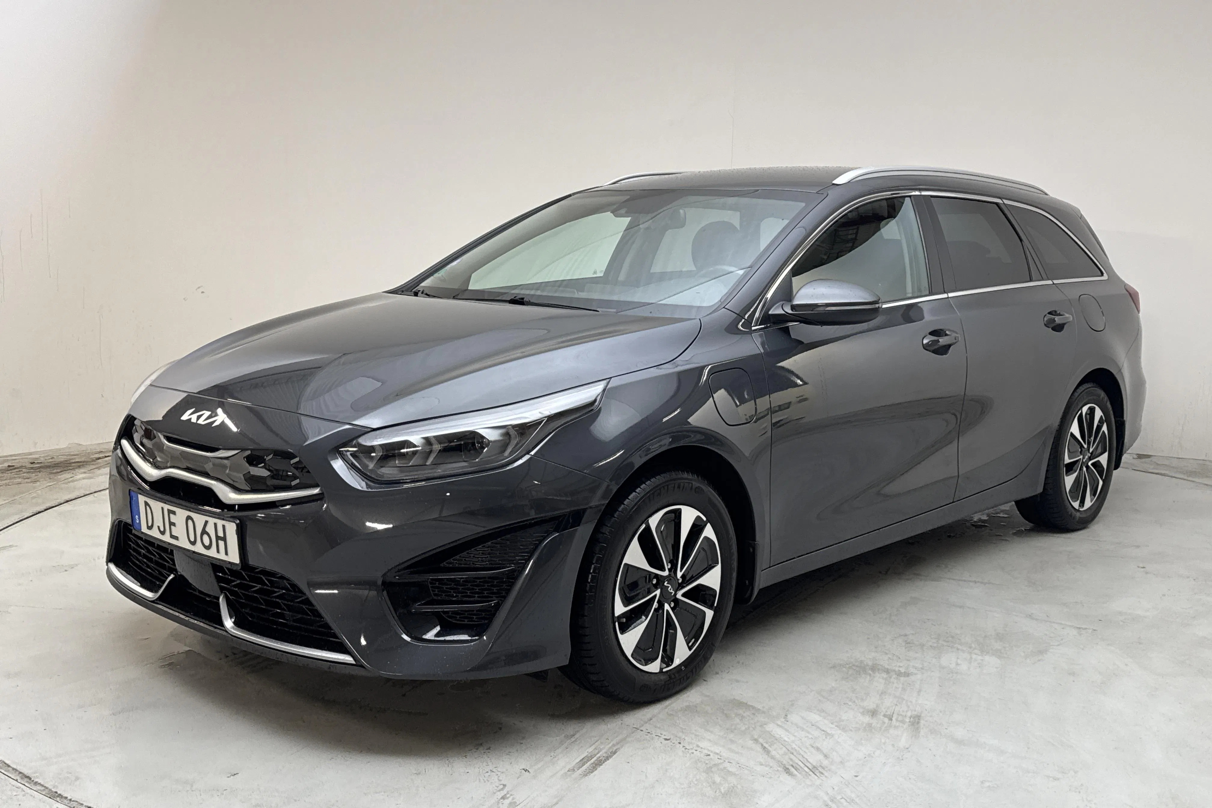 Presentationsfoto 1 av 18: KIA Ceed 1.6 Plug-in Hybrid SW (141hk) - 9 585 mil - Automat - grå - 2022
