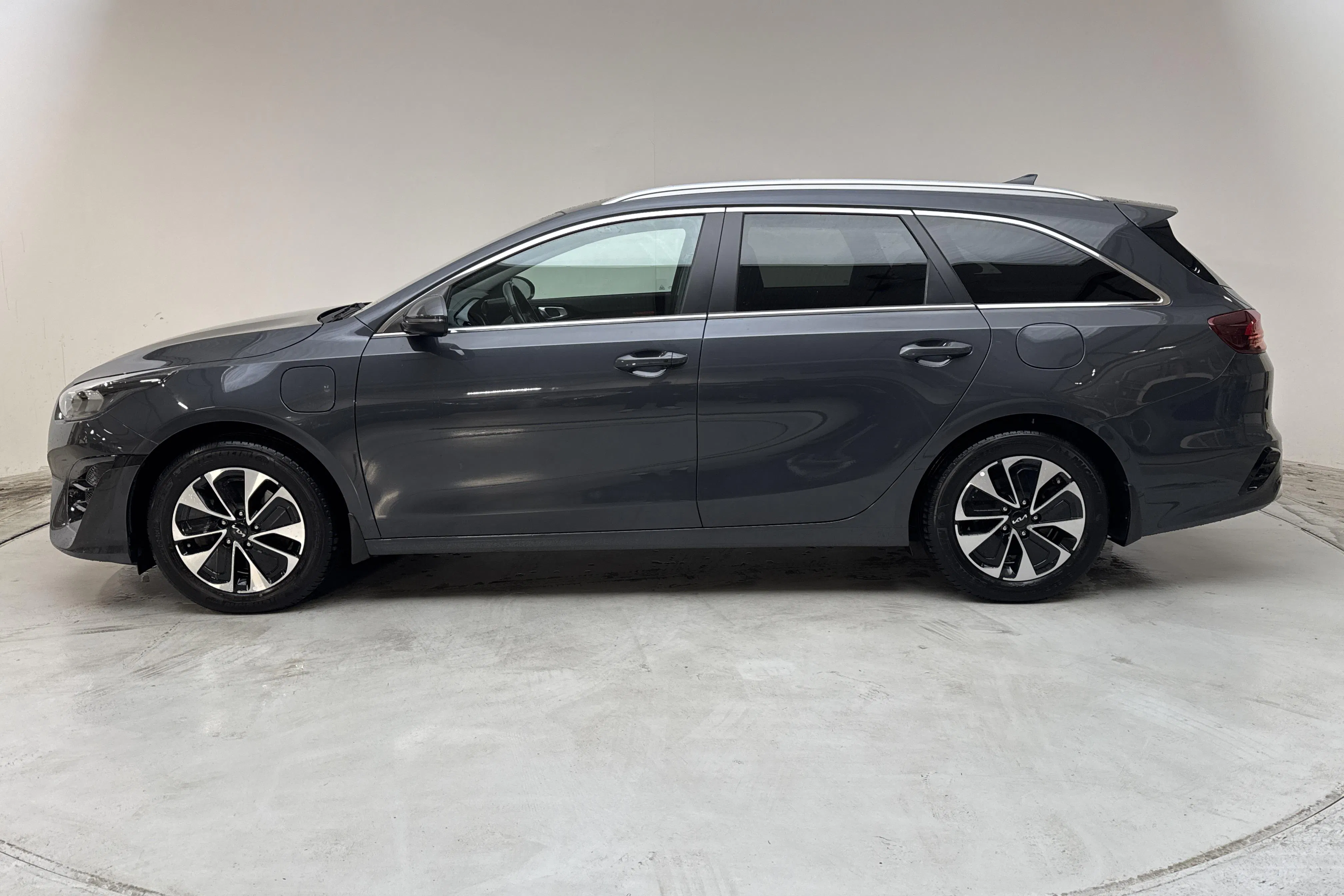 Presentationsfoto 2 av 18: KIA Ceed 1.6 Plug-in Hybrid SW (141hk) - 9 585 mil - Automat - grå - 2022
