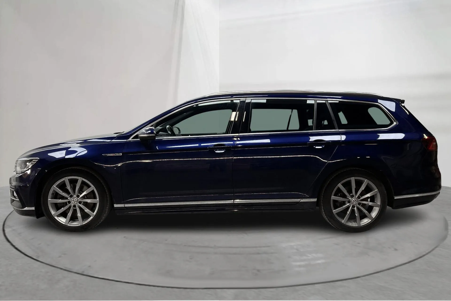Presentationsfoto 2 av 17: VW Passat 2.0 TSI Sportscombi 4MOTION (280hk) - 21 200 mil - Automat - Mörkblå - 2018