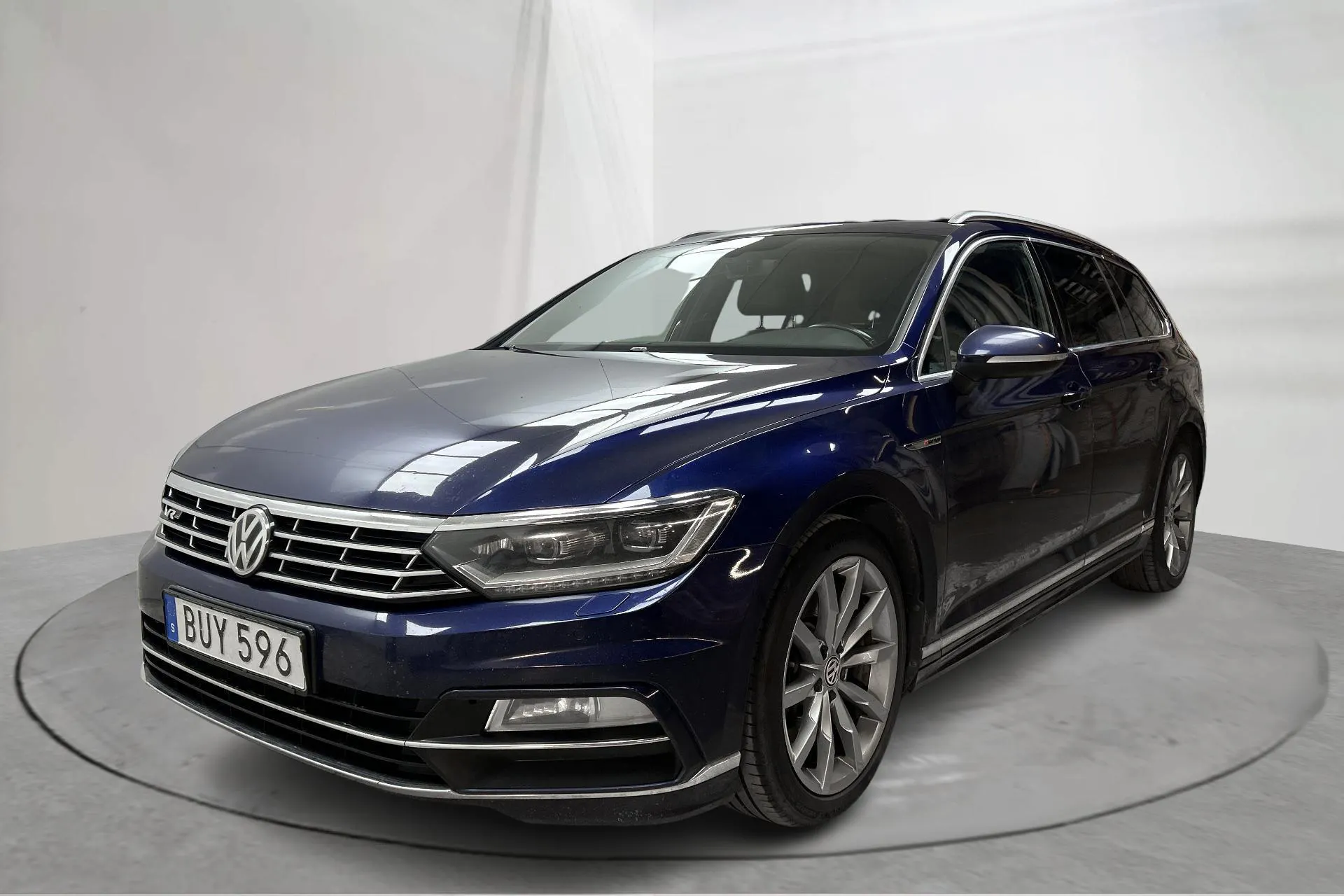 Presentationsfoto 1 av 17: VW Passat 2.0 TSI Sportscombi 4MOTION (280hk) - 21 200 mil - Automat - Mörkblå - 2018
