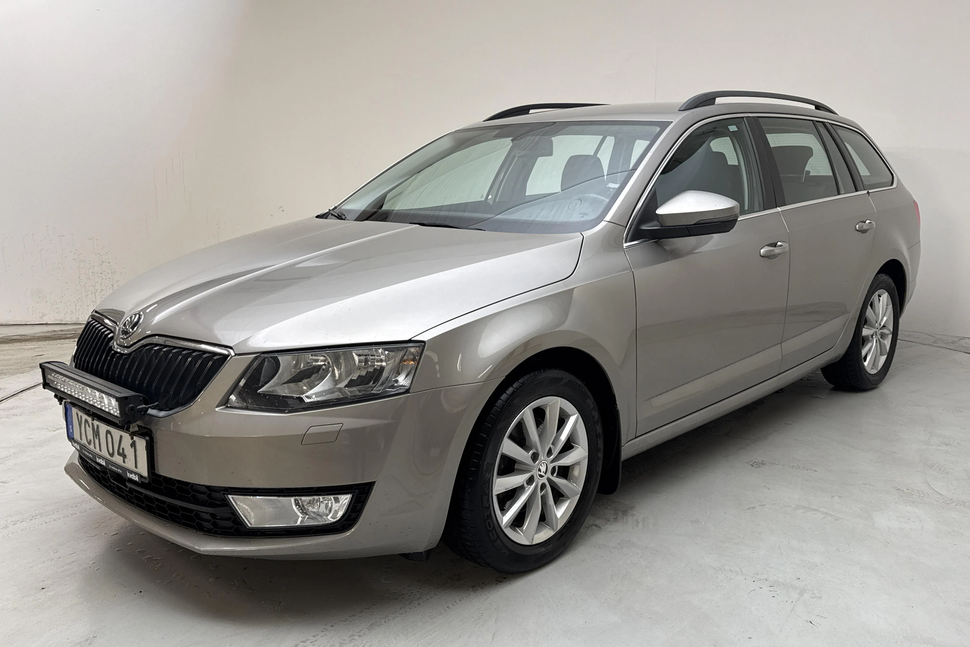 Presentationsfoto 1 av 13: Skoda Octavia III 1.6 TDI Combi 4X4 (110hk) - 11 149 mil - Manuell - Ljusbrun - 2016
