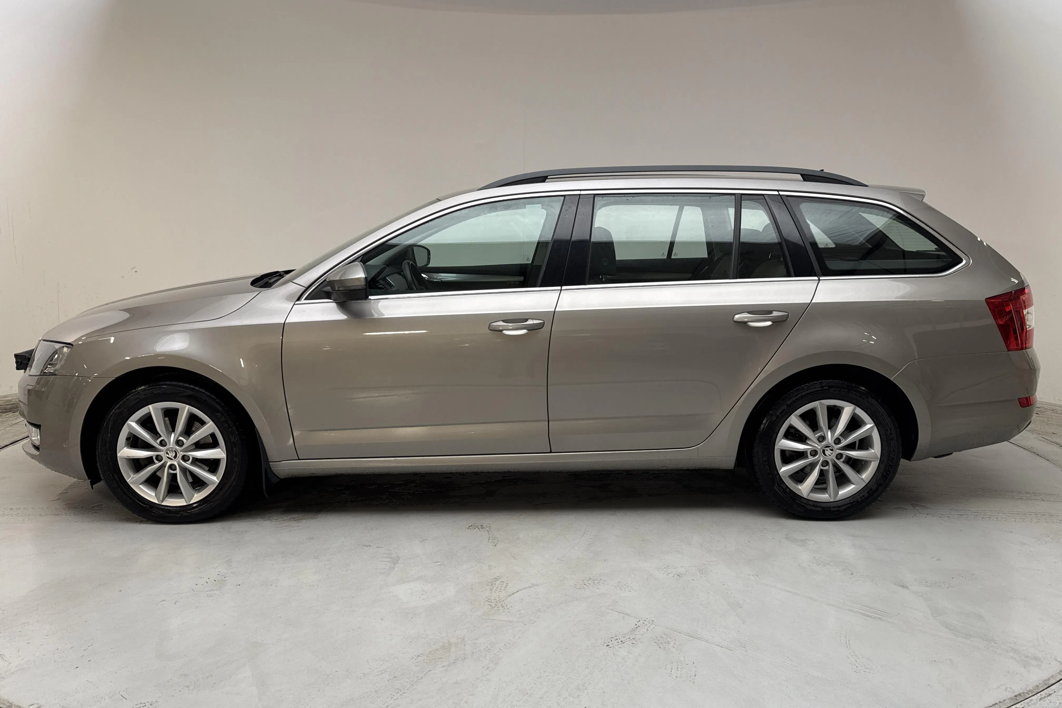 Presentationsfoto 2 av 13: Skoda Octavia III 1.6 TDI Combi 4X4 (110hk) - 11 149 mil - Manuell - Ljusbrun - 2016