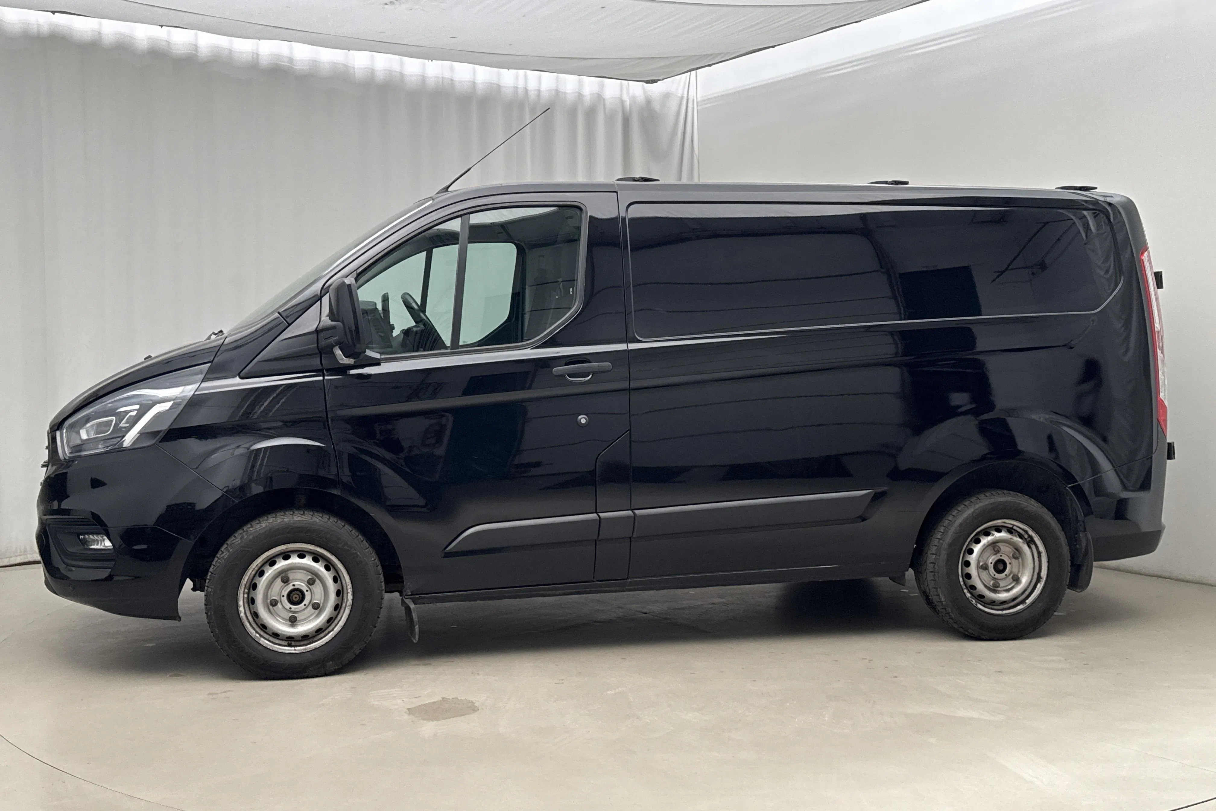 Presentationsfoto 2 av 17: Ford Transit Custom 300 (130hk) - 17 166 mil - Automat - svart - 2018