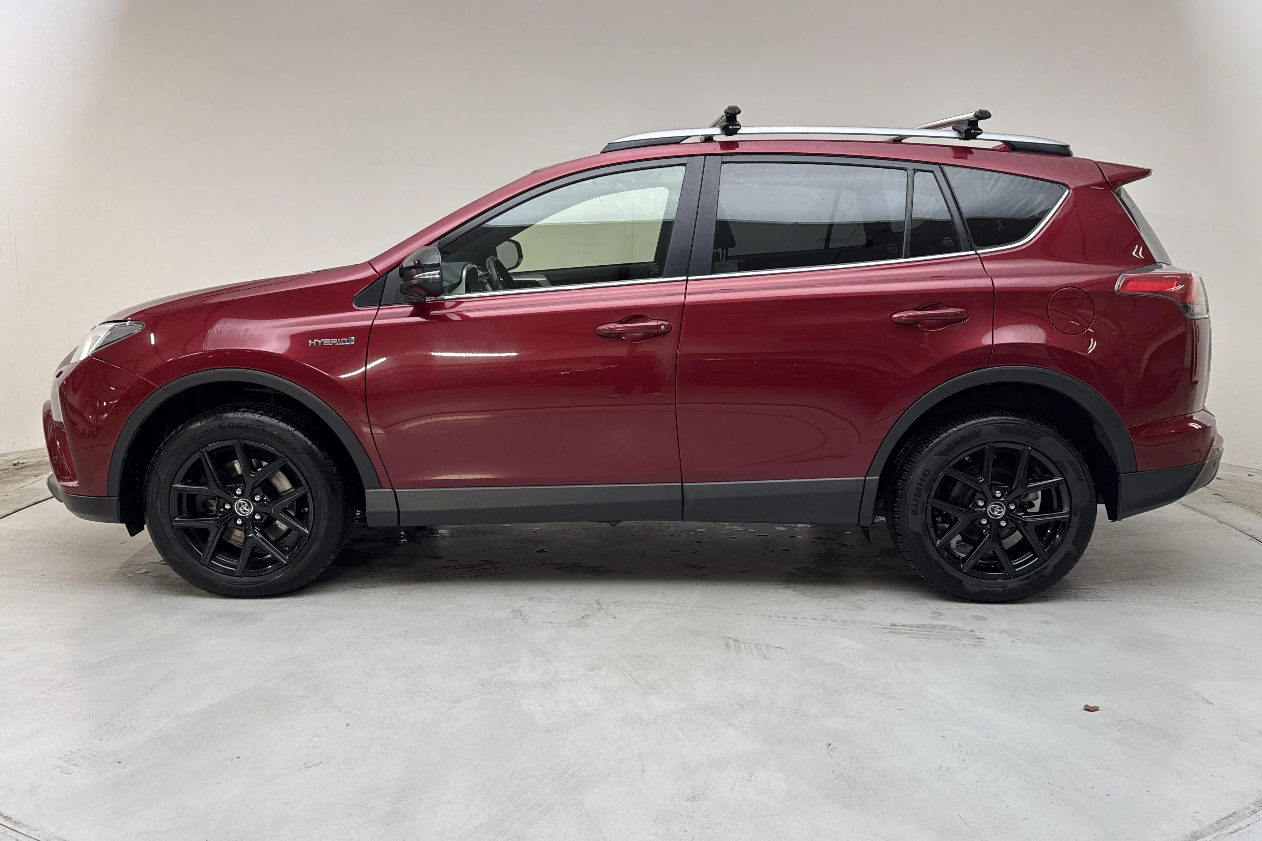 Presentationsfoto 2 av 13: Toyota RAV4 2.5 HSD AWD (197hk) - 11 931 mil - Automat - röd - 2019