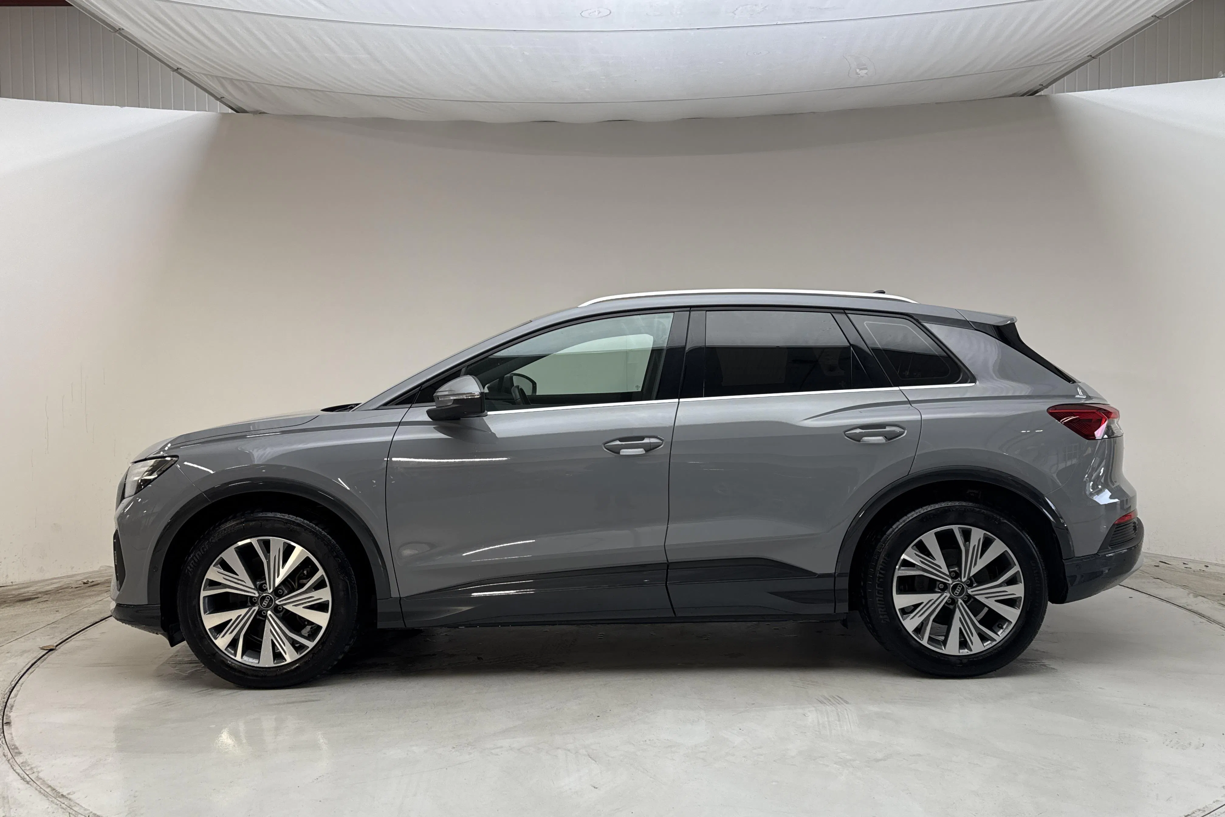 Presentationsfoto 2 av 16: Audi Q4 50 e-tron quattro 77kWh (299hk) - 5 058 mil - Automat - grå - 2024