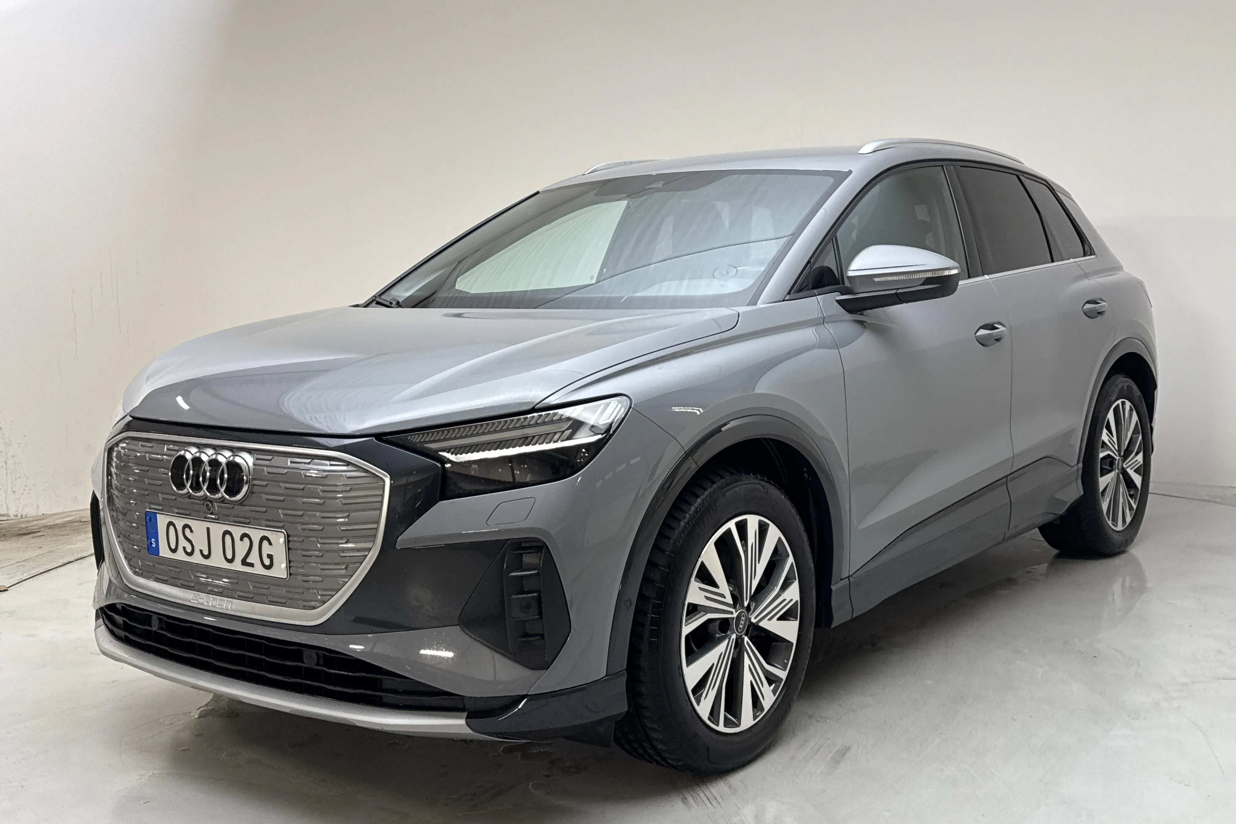 Presentationsfoto 1 av 16: Audi Q4 50 e-tron quattro 77kWh (299hk) - 5 058 mil - Automat - grå - 2024