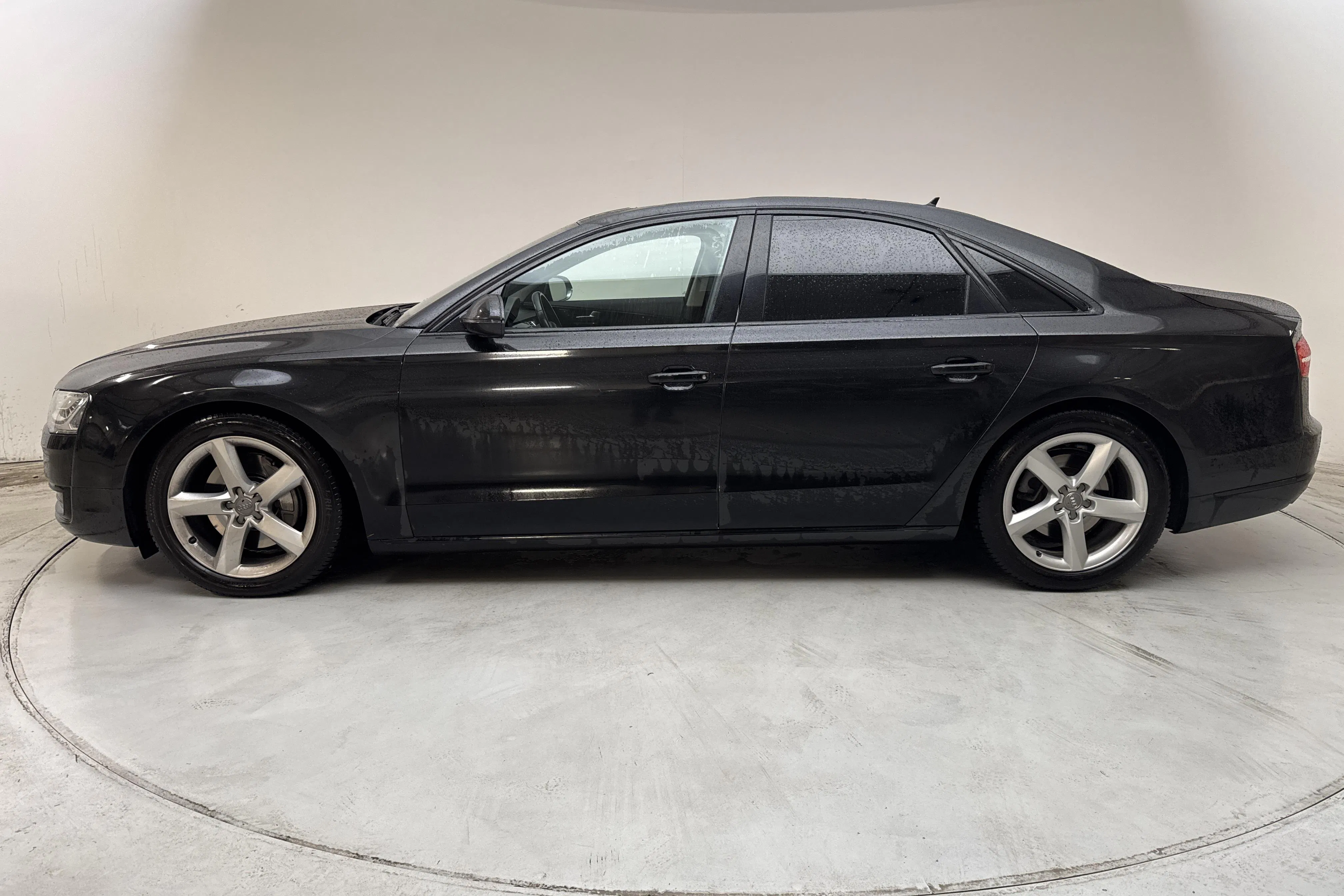 Presentationsfoto 2 av 15: Audi A8 3.0 TDI quattro (258hk) - 22 332 mil - Automat - svart - 2015