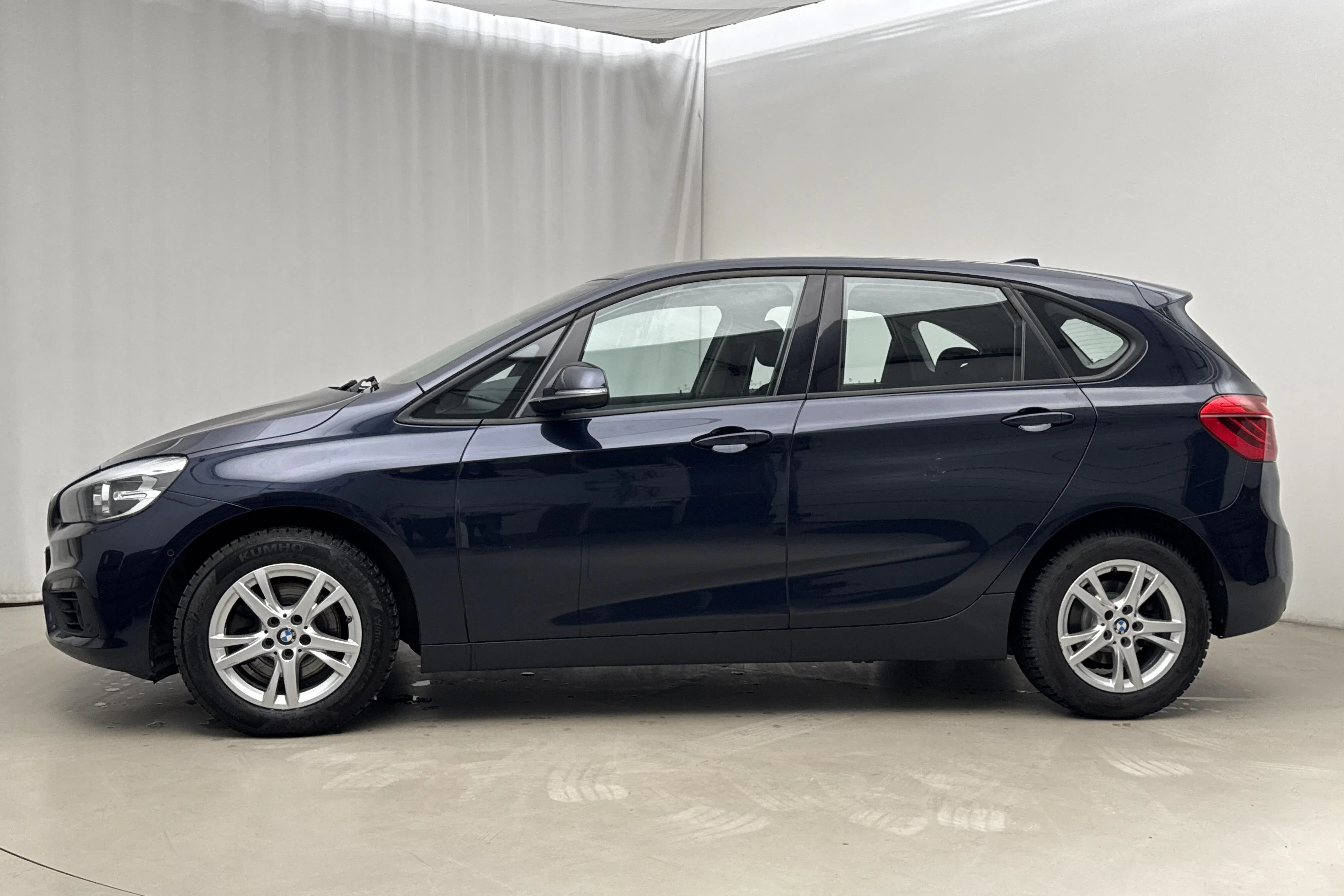 Presentationsfoto 2 av 17: BMW 218i Active Tourer, F45 (136hk) - 12 388 mil - Manuell - blå - 2015