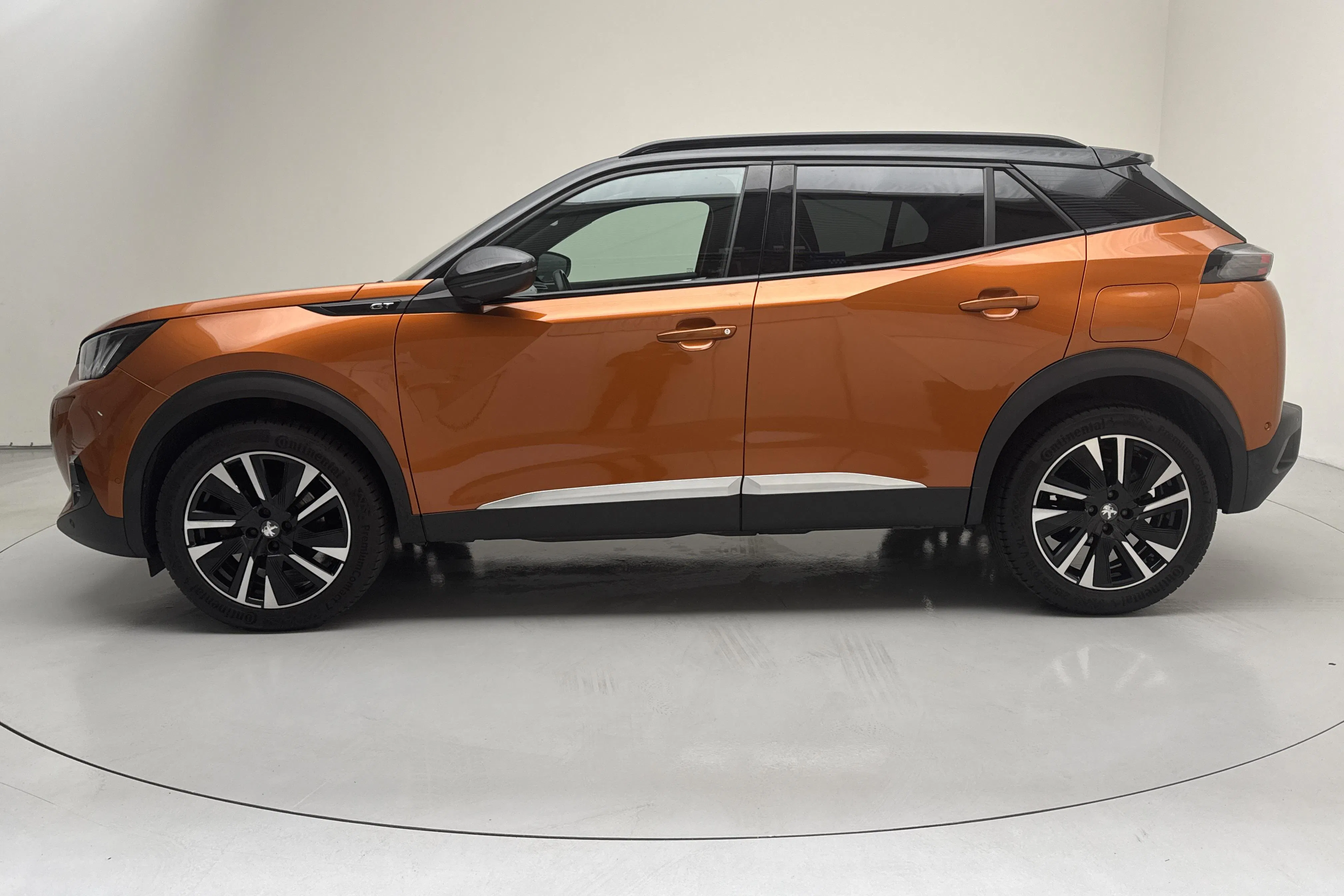 Presentationsfoto 2 av 15: Peugeot 2008 PureTech (155hk) - 5 706 mil - Automat - orange - 2020