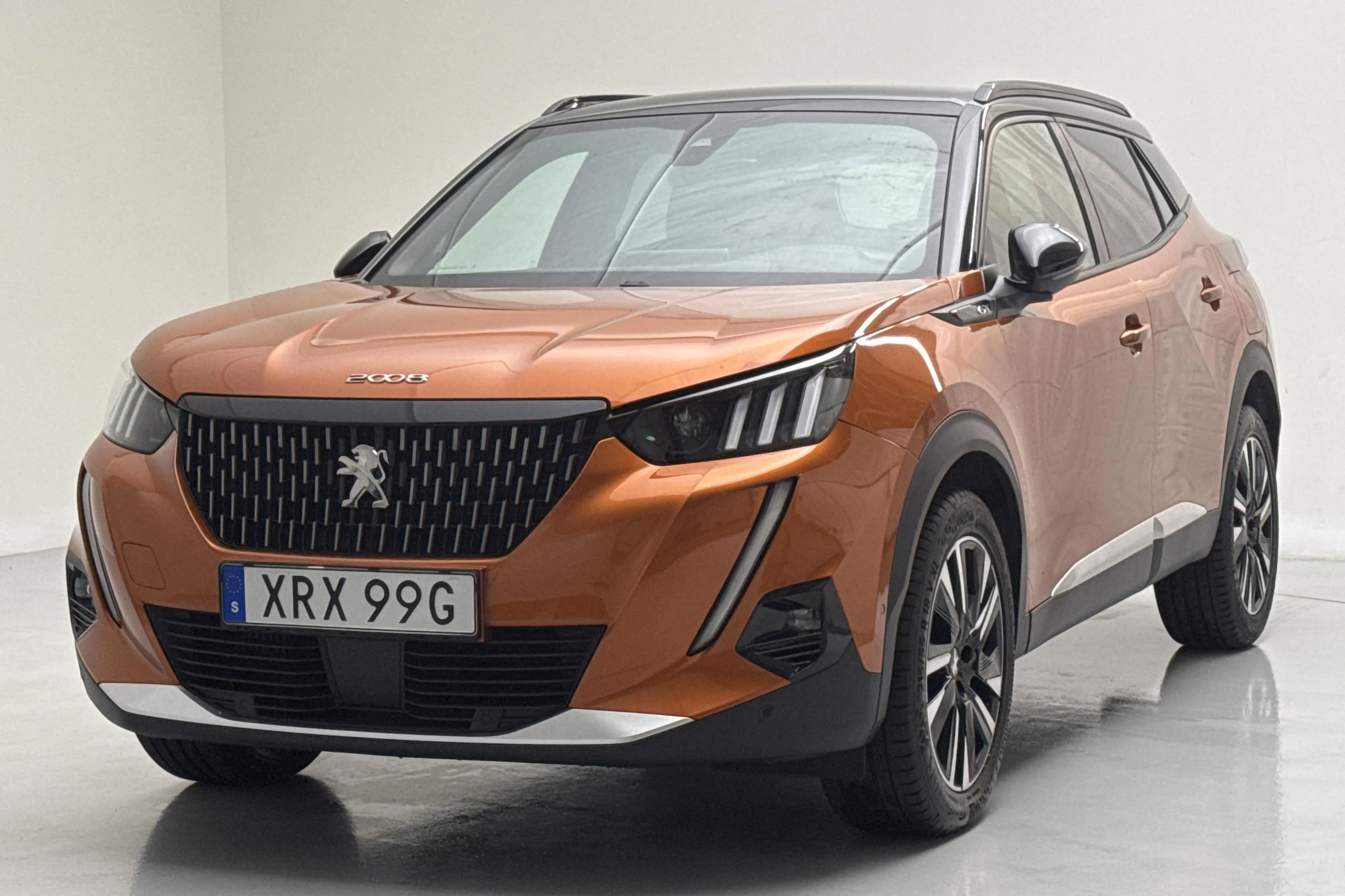 Presentationsfoto 1 av 15: Peugeot 2008 PureTech (155hk) - 5 706 mil - Automat - orange - 2020