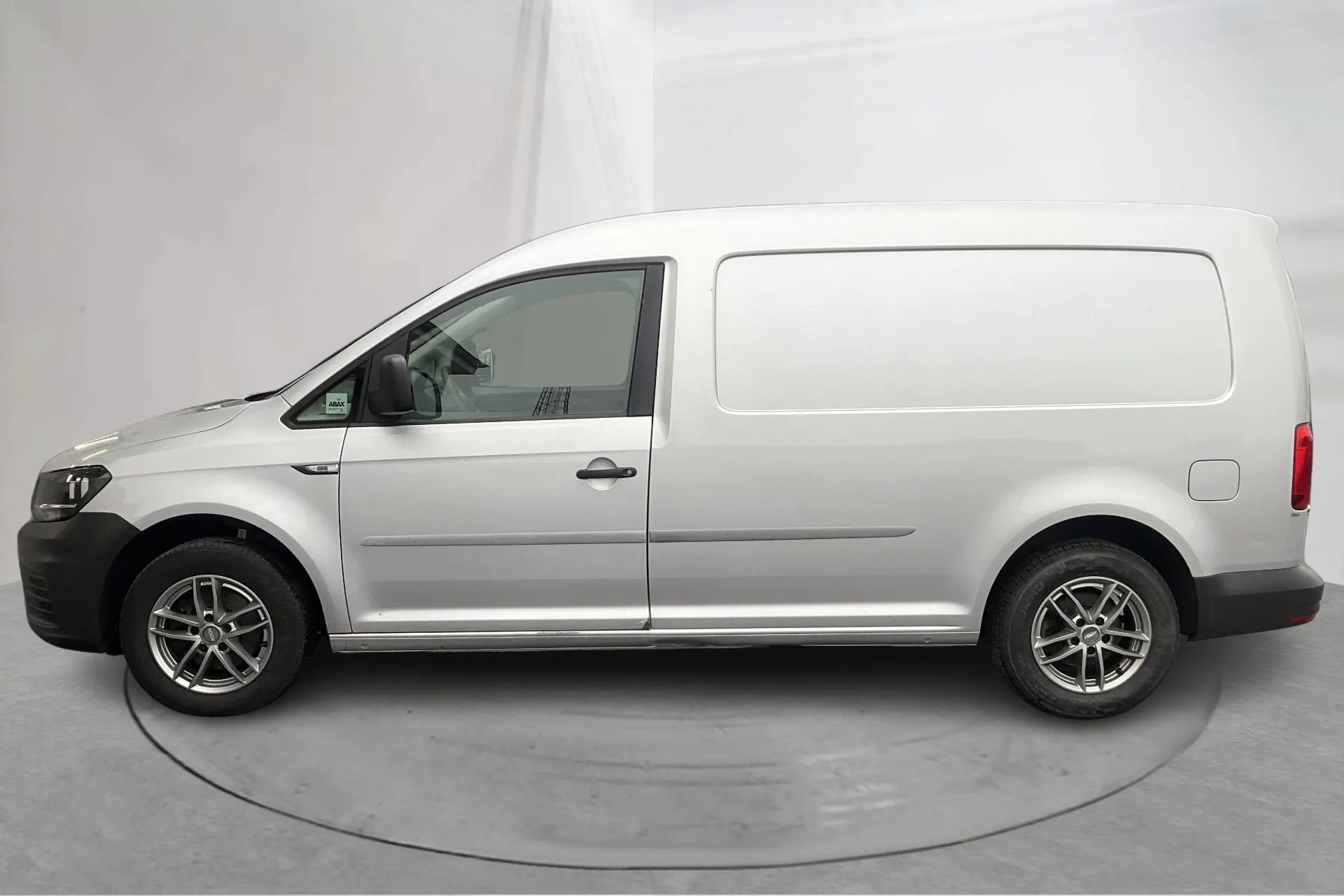 Presentationsfoto 2 av 16: VW Caddy 2.0 TDI Maxi Skåp (102hk) - 19 953 mil - Manuell - silver - 2018