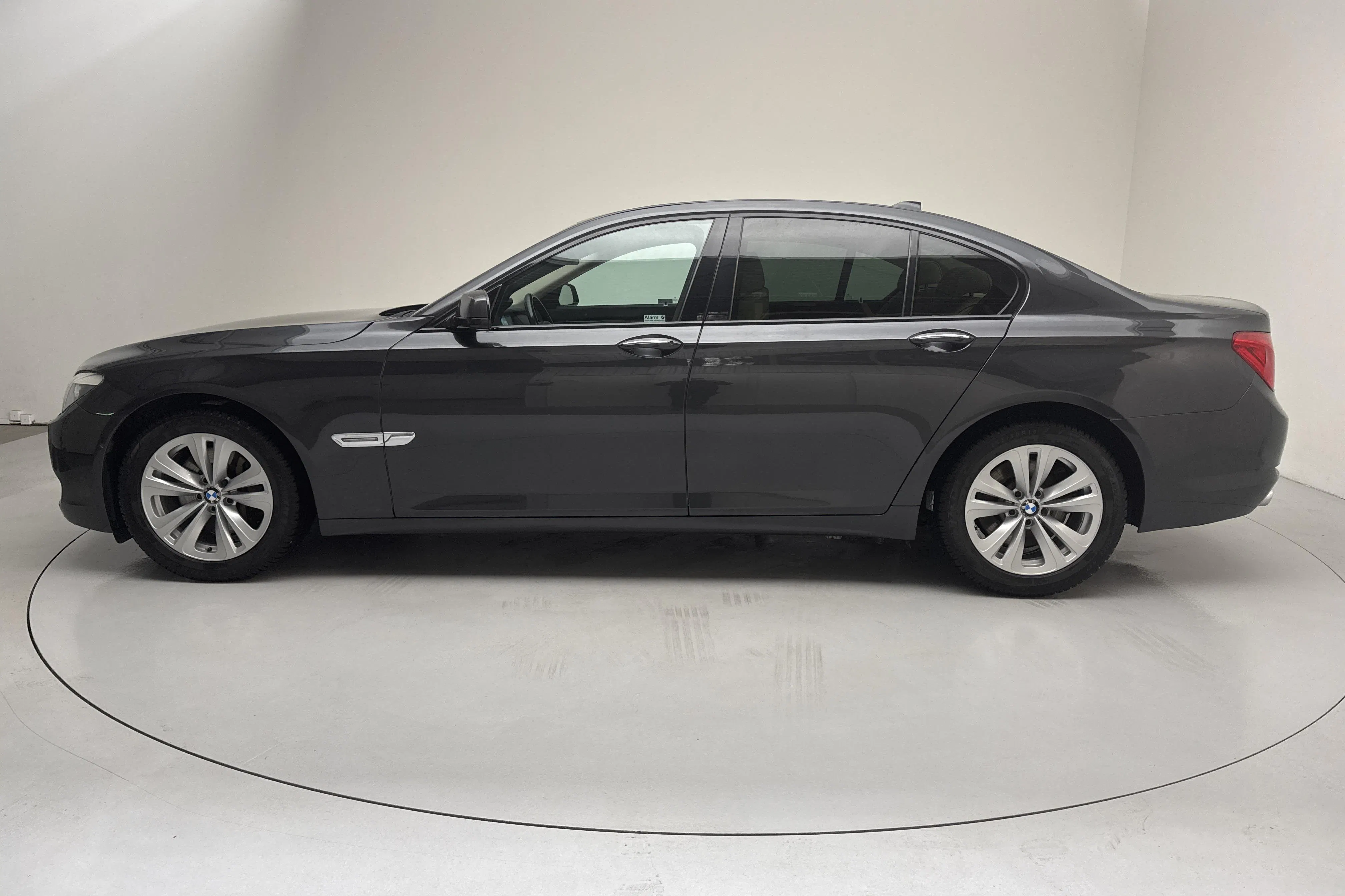 Presentation photo 2 of 16: BMW 730d Sedan, F01 (245hk) - 140 390 km - Automatic - dark grey - 2011