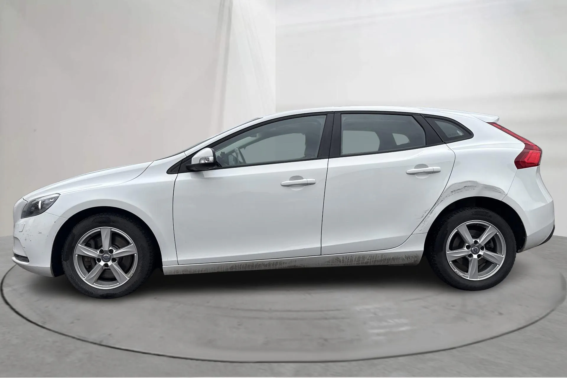 Presentationsfoto 2 av 16: Volvo V40 D2 (120hk) - 11 742 mil - Automat - vit - 2017